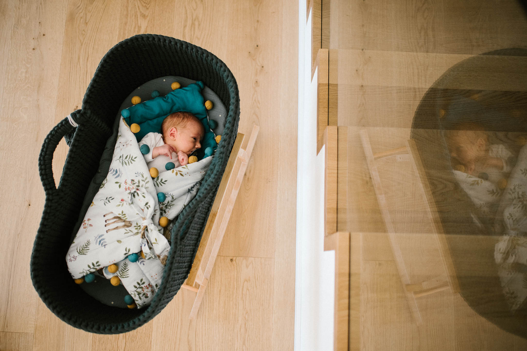 Noworodek w koszu mojżesza - sesja noworodkowa lifestyle w Poznaniu