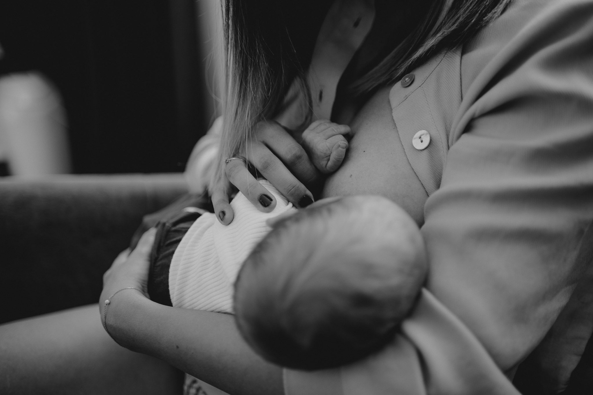 Mama karmi noworodka piersią -sesja noworodkowa lifestyle w Poznaniu