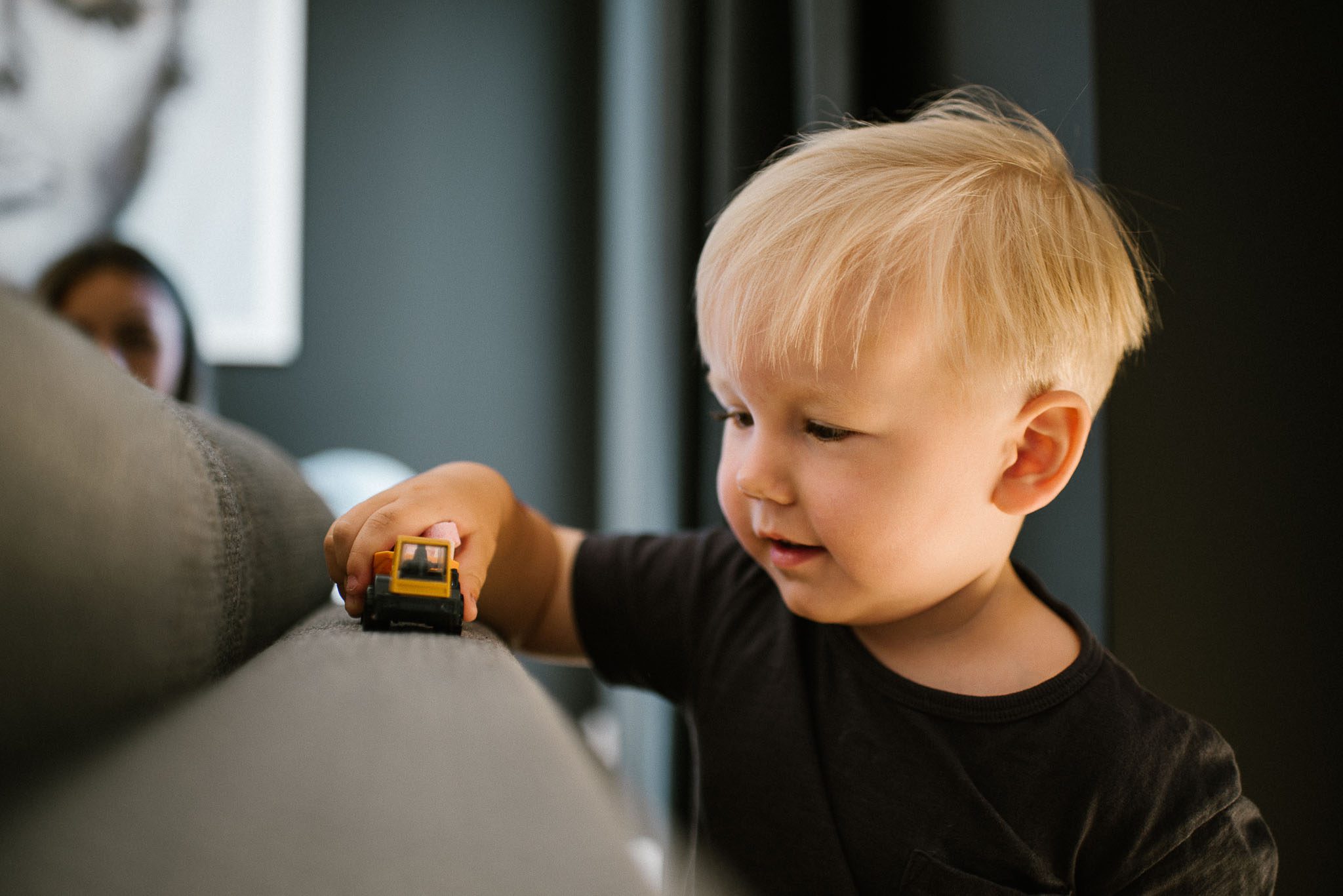 Chłopiec bawi się autkiem - sesja noworodkowa lifestyle w Poznaniu