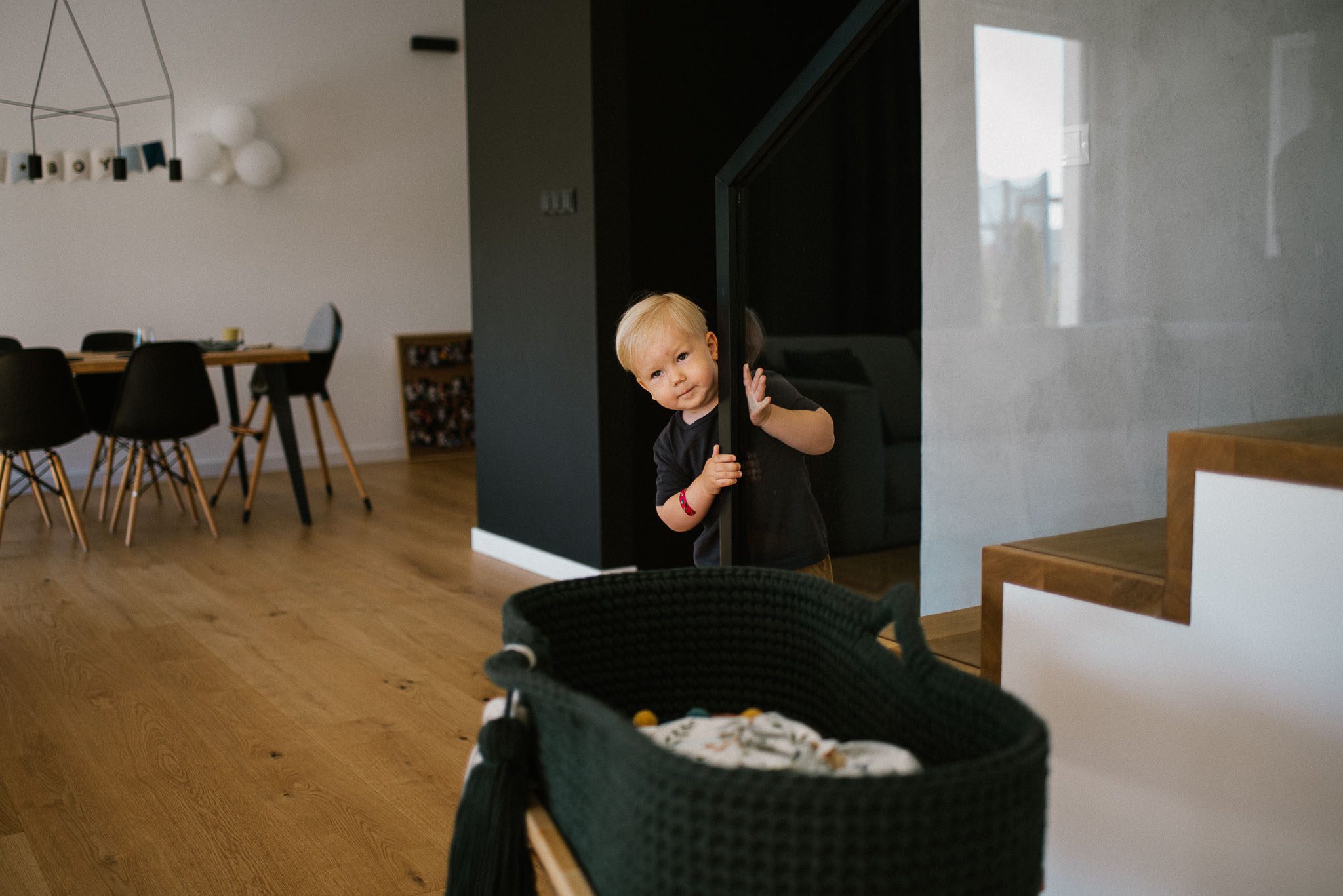 Chłopiec wchodzi po schodach - sesja noworodkowa lifestyle w Poznaniu