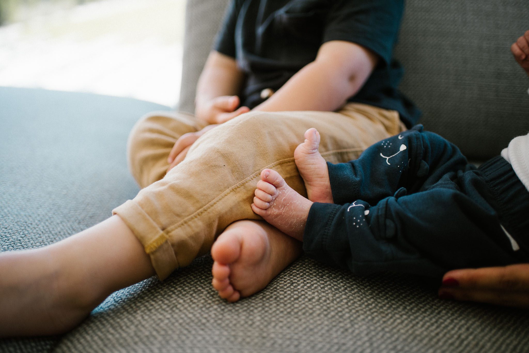 Stópki noworodka i chłopca - sesja noworodkowa lifestyle w Poznaniu