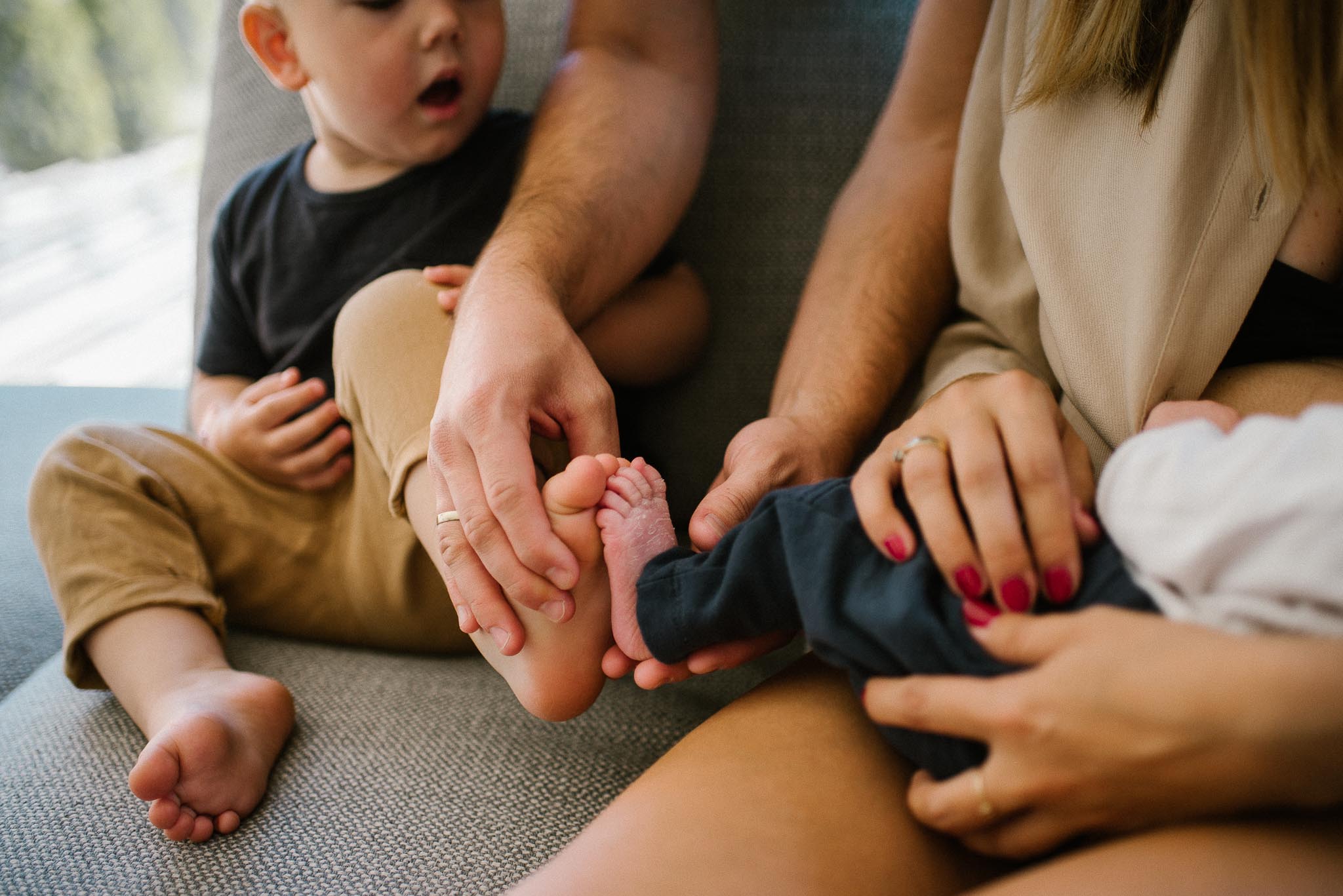 Stópki chłopca i noworodka - sesja noworodkowa lifestyle w Poznaniu