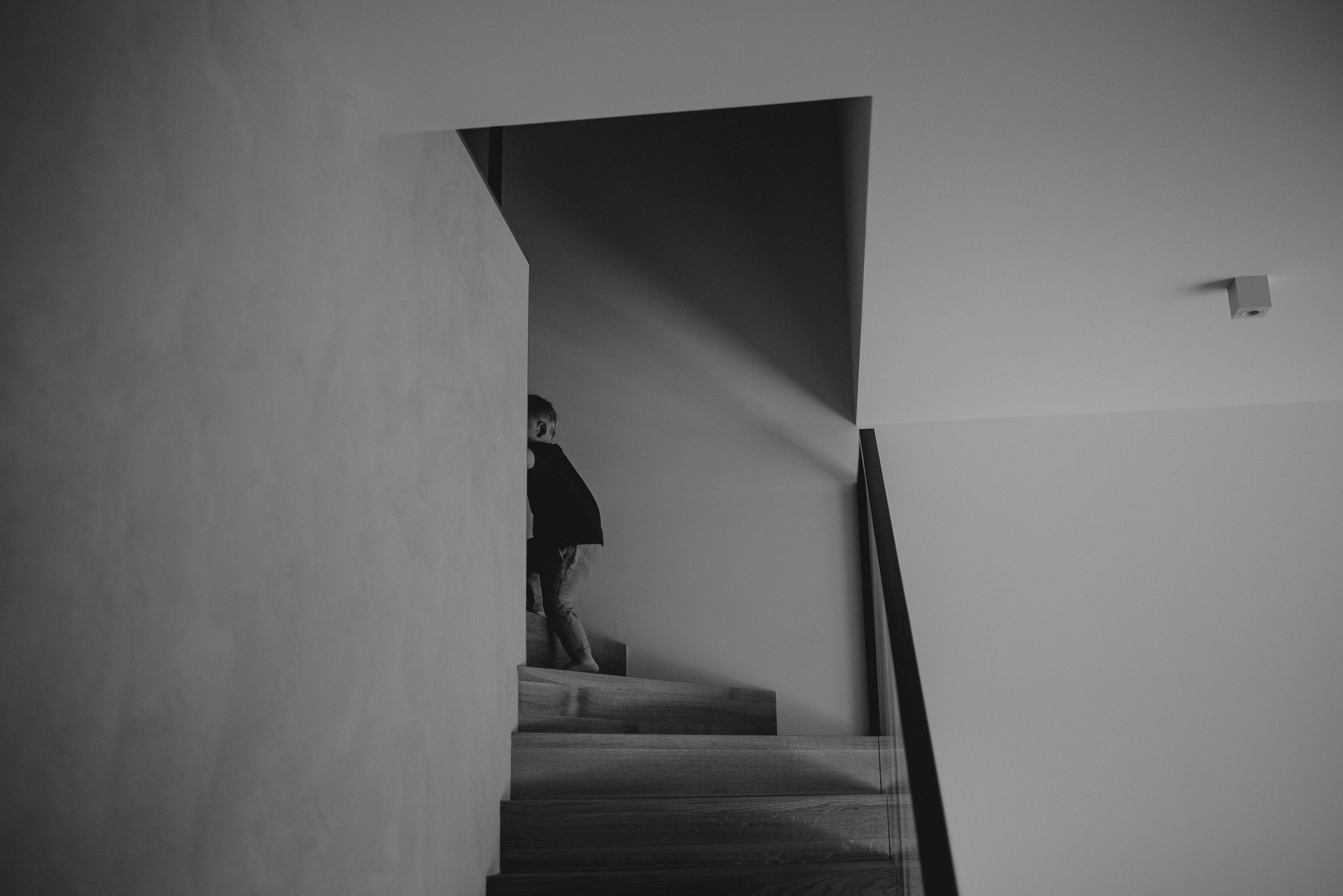 Chłopiec wchodzi po schodach - sesja noworodkowa lifestyle w Poznaniu