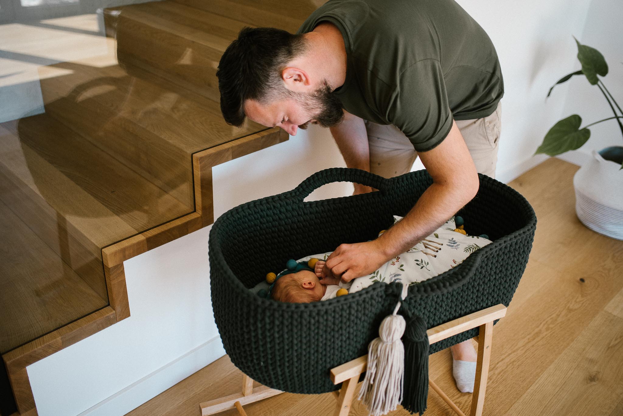 tata podchodzi do noworodka - sesja noworodkowa lifestyle w Poznaniu
