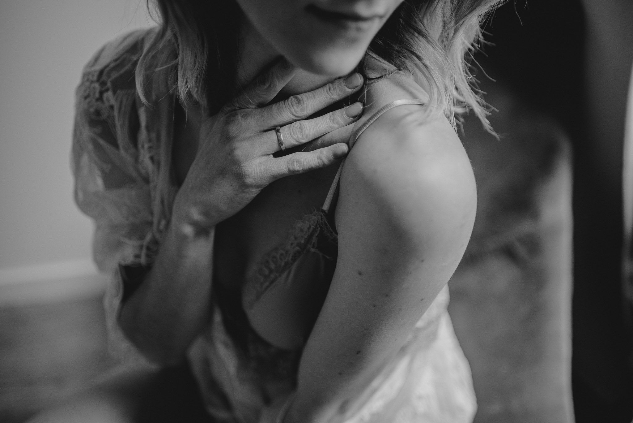 Zbliżenie na&nbsp;ramię i&nbsp;dłoń kobiety podczas kobiecej sesji w&nbsp;Poznaniu