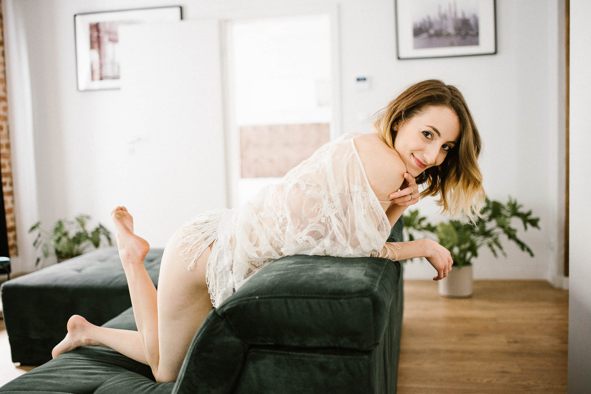 Kobieta w&nbsp;bieliźnie opiera się o&nbsp;oparcie podczas kobiecej sesji