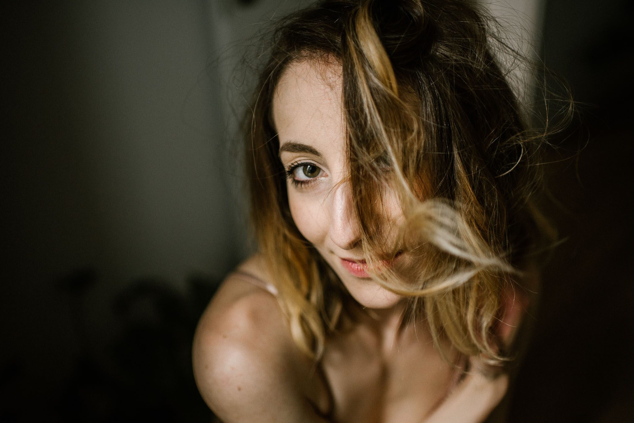 Zbliżenie na&nbsp;kobiecą twarz podczas kobiecej sesji w&nbsp;Poznaniu