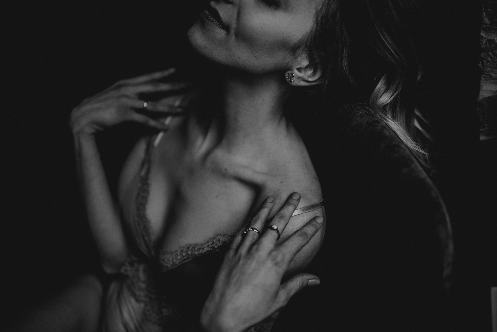 zbliżenie na&nbsp;dekolt kobiety - sesja kobieca w&nbsp;apartamencie w&nbsp;Poznaniu