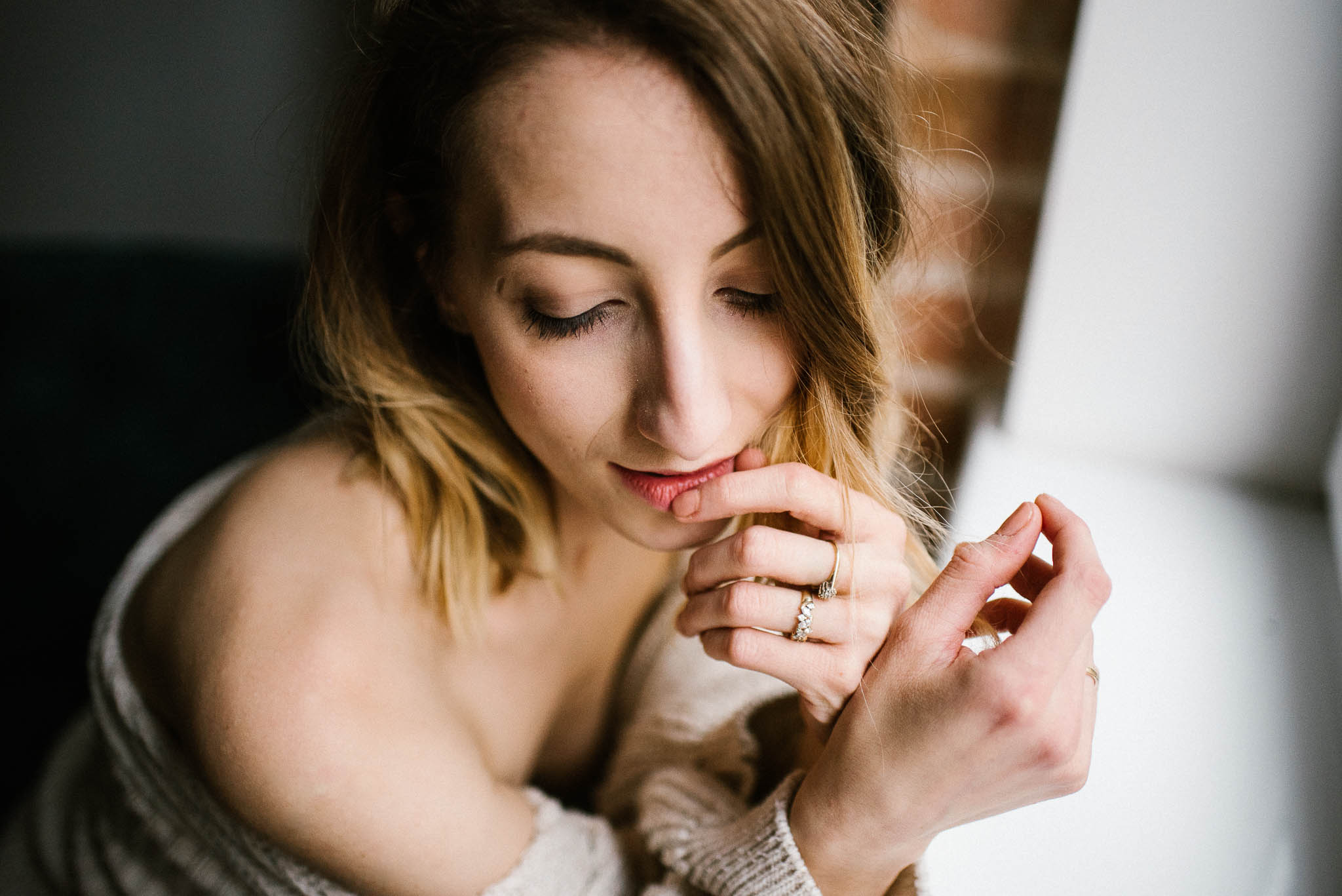 Kobieta siedzi przy oknie - sesja kobieca w&nbsp;apartamencie w&nbsp;Poznaniu