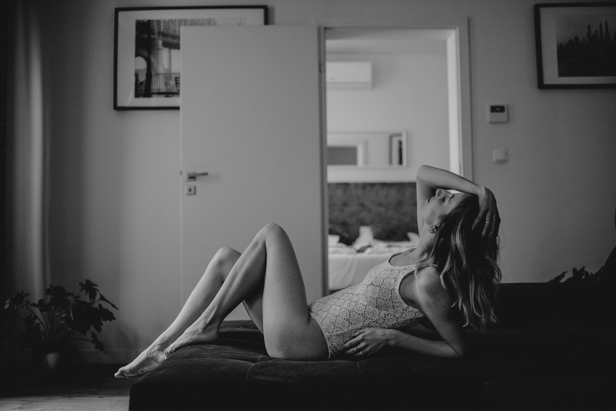Kobieta na&nbsp;kanapie w&nbsp;bieliźnie - sesja kobieca w&nbsp;apartamencie w&nbsp;Poznaniu