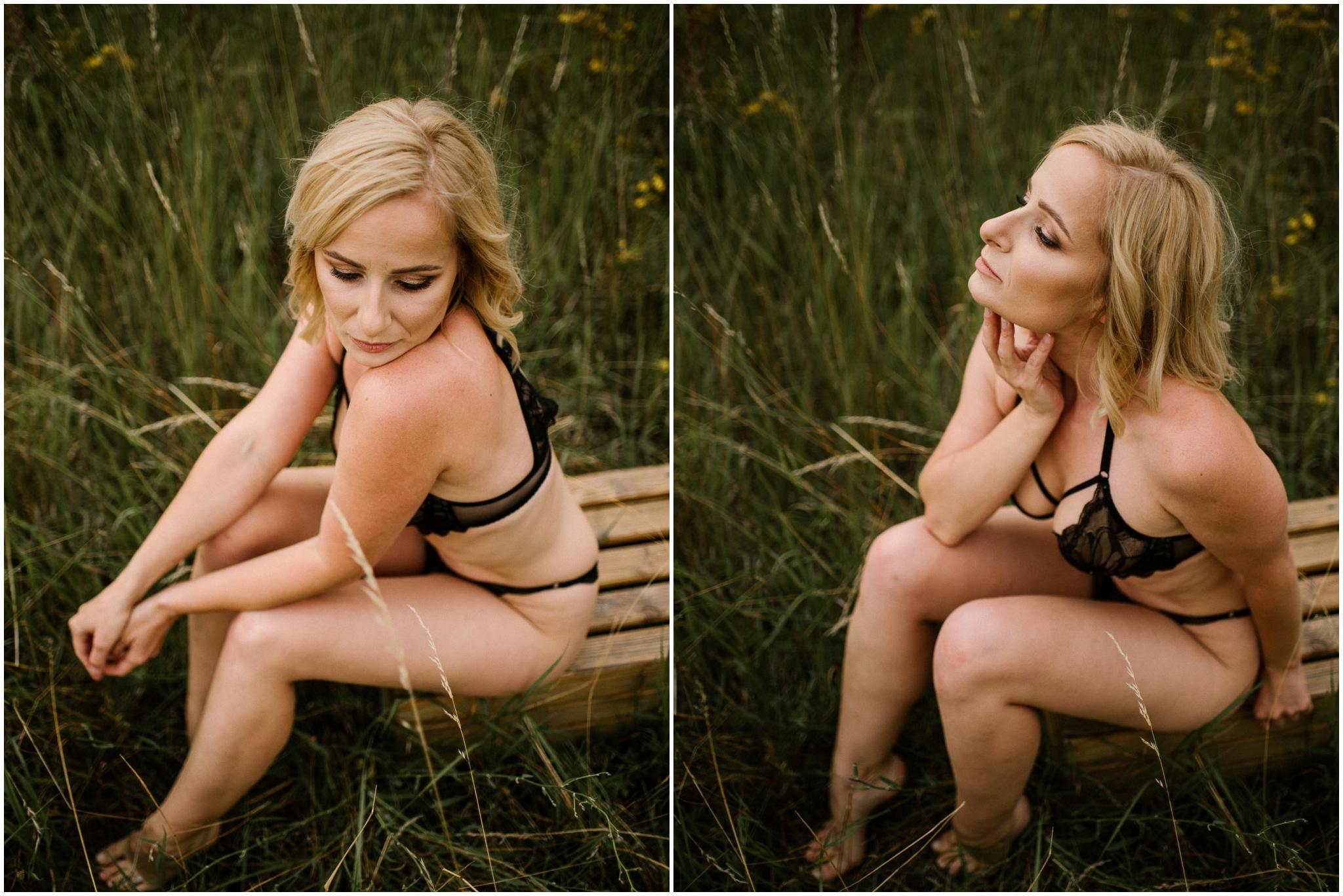 Kobieta siedzi na&nbsp;drewnianej skrzyni na&nbsp;łące - sesja kobieca sensualna w&nbsp;plenerze Poznań