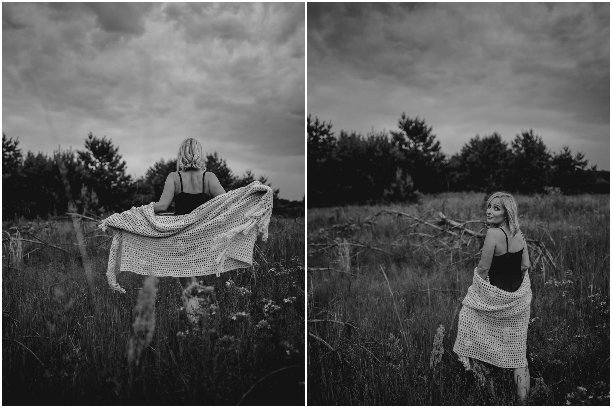 Kobieta w&nbsp;bieliźnie spaceruje na&nbsp;łące - sesja kobieca sensualna w&nbsp;plenerze Poznań