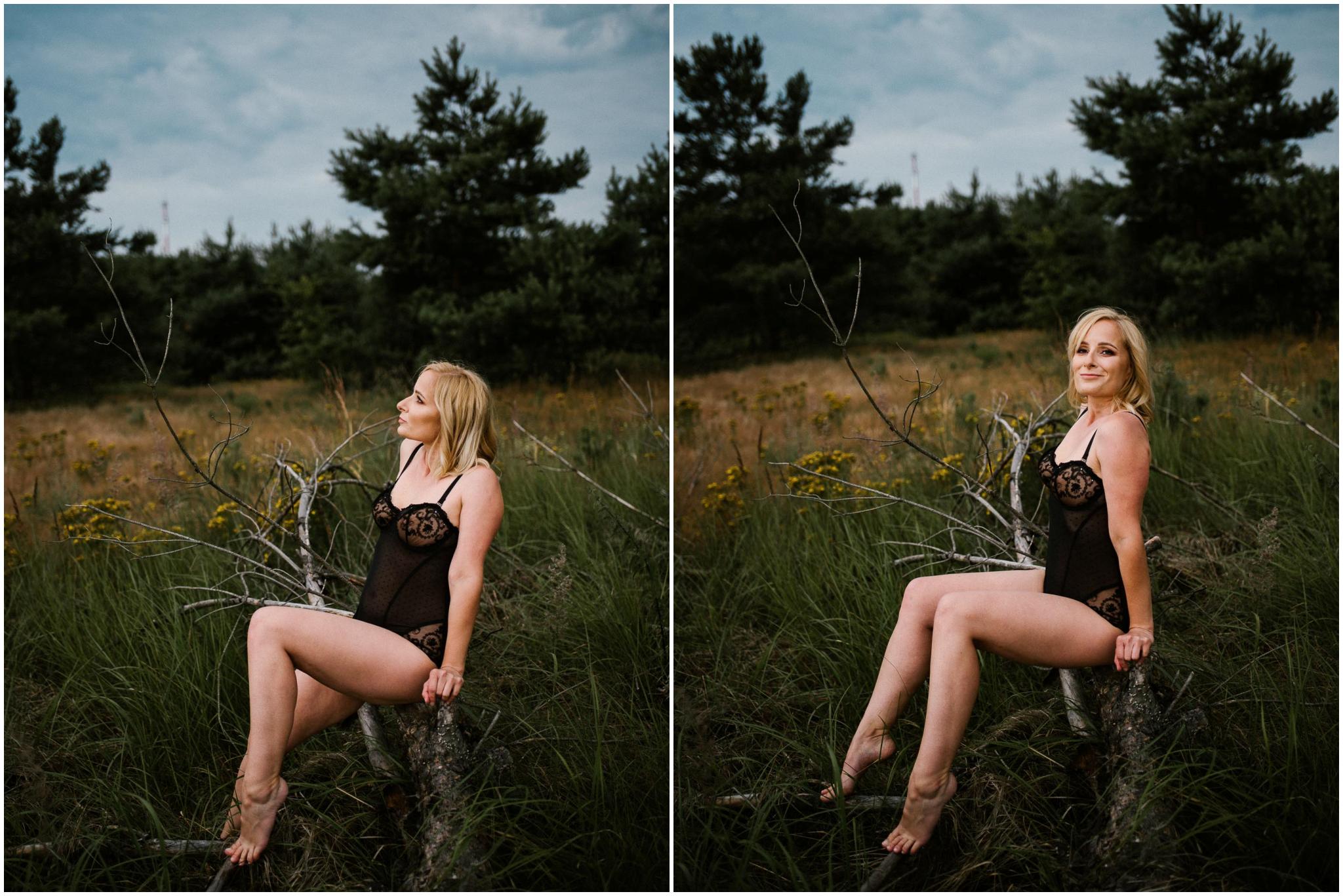 Kobieta na&nbsp;pniu drzewa pozuje w&nbsp;bieliźnie