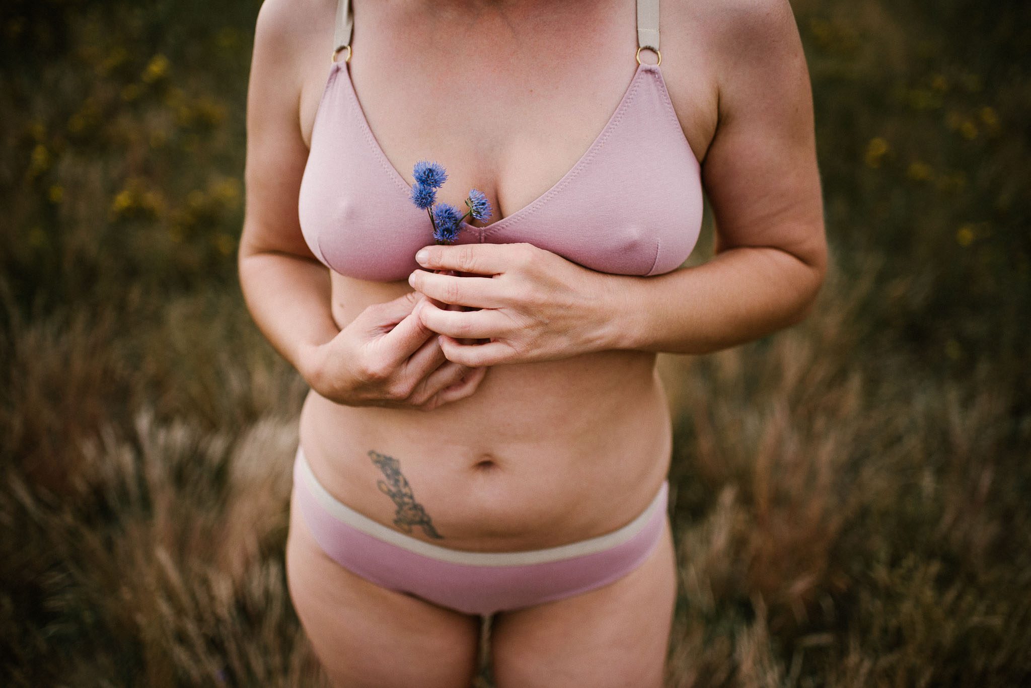 Kobieta trzyma chaber w&nbsp;bieliźnie - sesja kobieca sensualna w&nbsp;plenerze Poznań