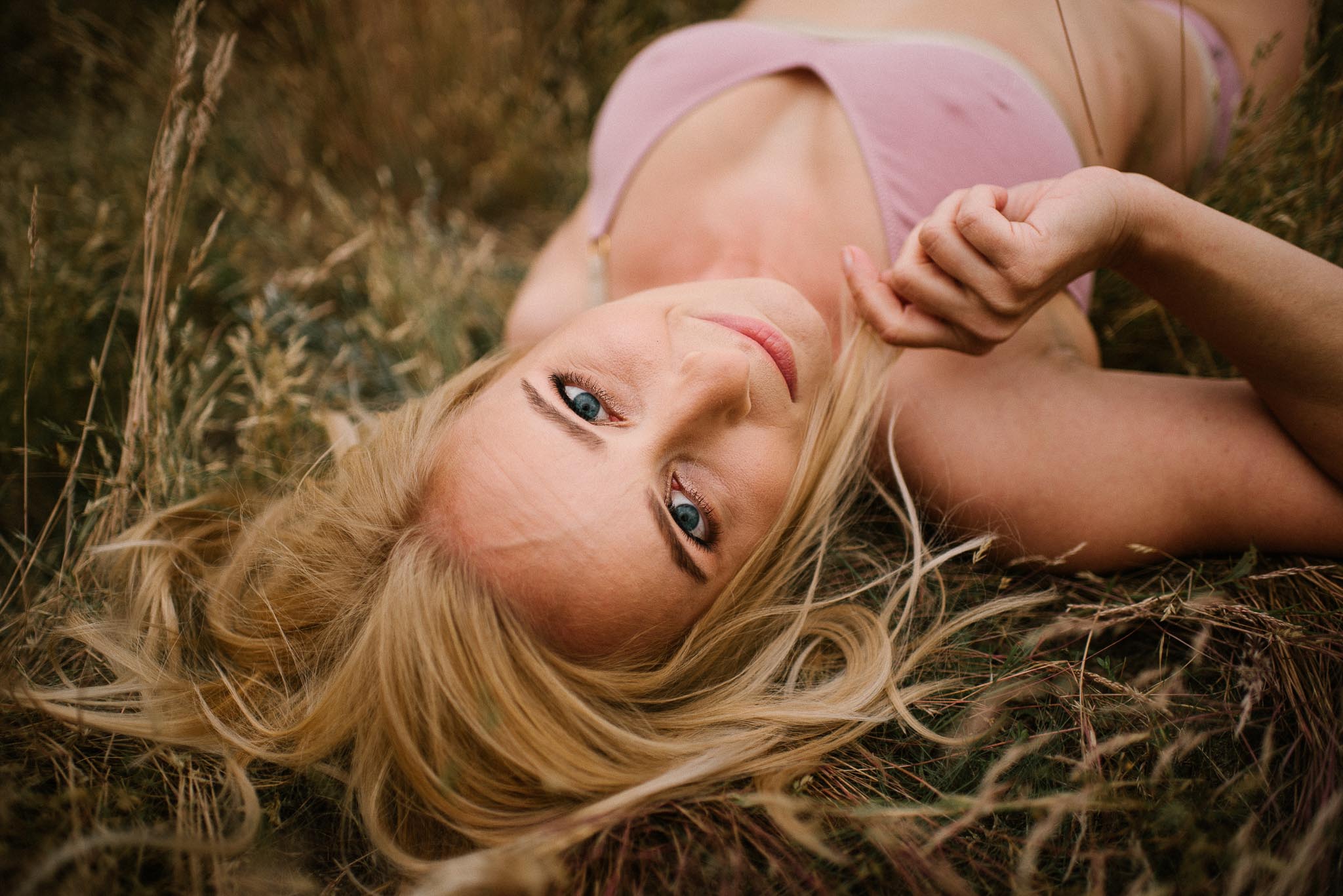 Kobieta na&nbsp;łące w&nbsp;bieliźnie - sesja kobieca sensualna w&nbsp;plenerze Poznań