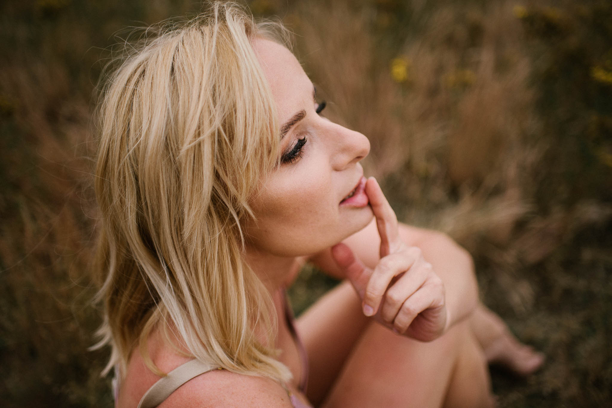 Kobieta na&nbsp;łące w&nbsp;bieliźnie - sesja kobieca sensualna w&nbsp;plenerze Poznań