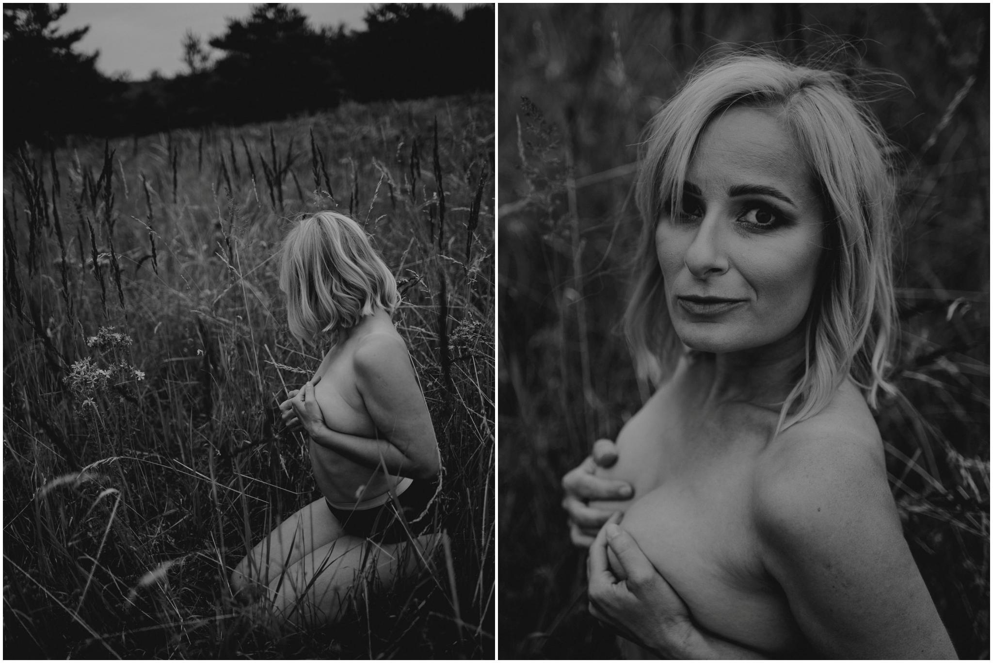 Kobieta zasłania piersi siedząc na&nbsp;łące - sesja kobieca sensualna w&nbsp;plenerze Poznań