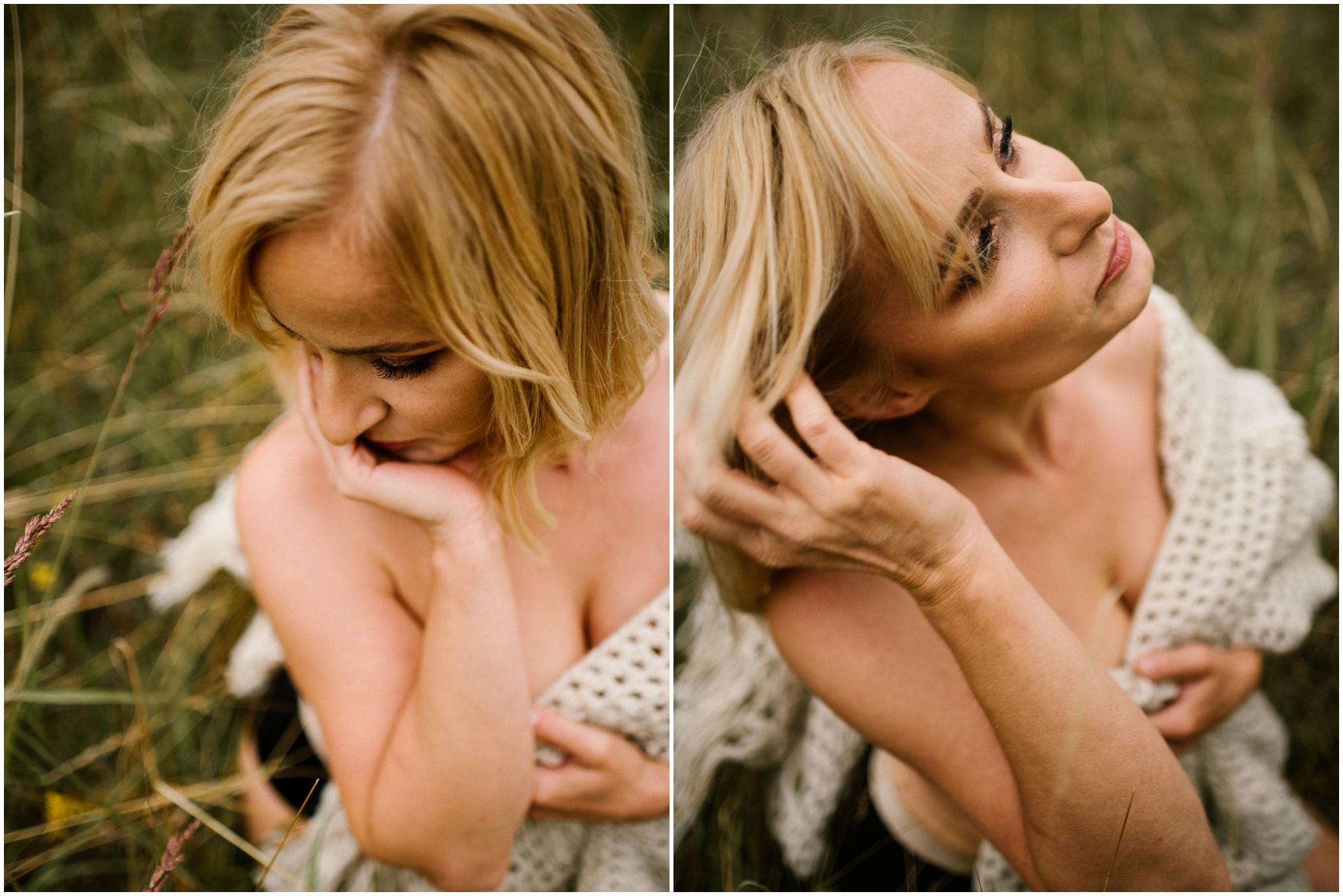 Kobieta zasłania piersi siedząc na&nbsp;łące - sesja kobieca sensualna w&nbsp;plenerze Poznań