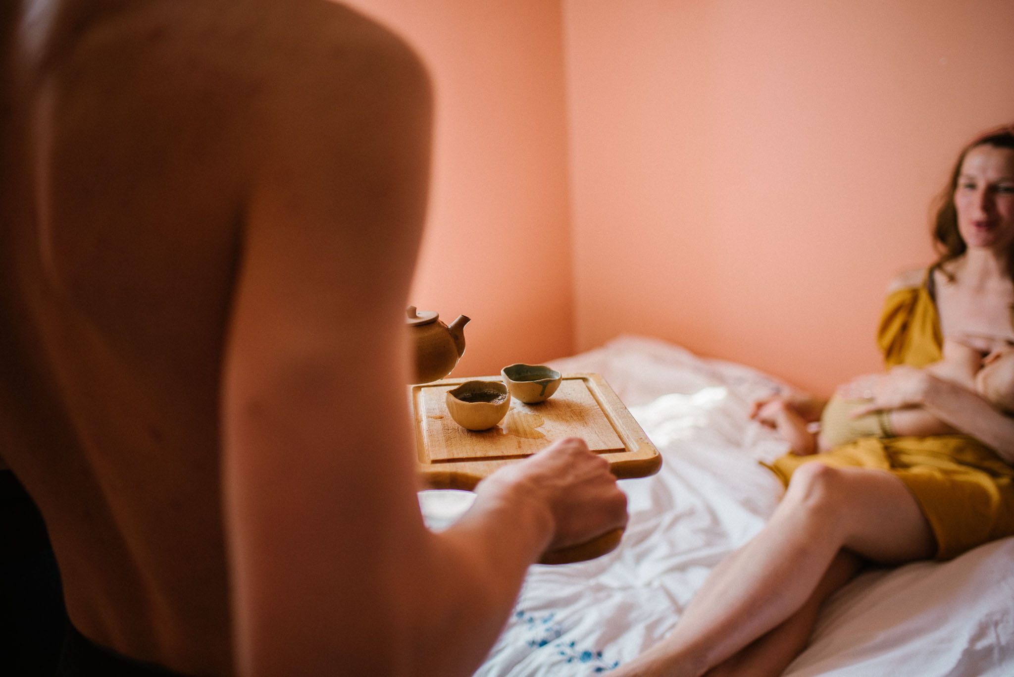 Mąż przyniósł żonie herbatę do&nbsp;łóżka - Sesja niemowlęca lifestyle w&nbsp;domu Poznań