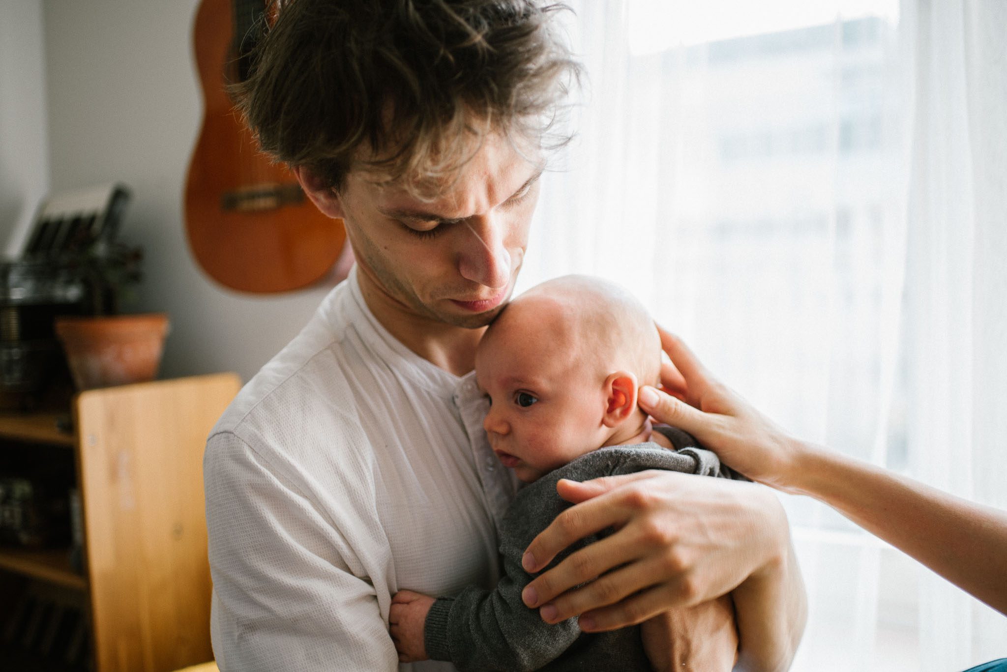 tata całuje synka w&nbsp;główkę - Sesja niemowlęca lifestyle w&nbsp;domu Poznań