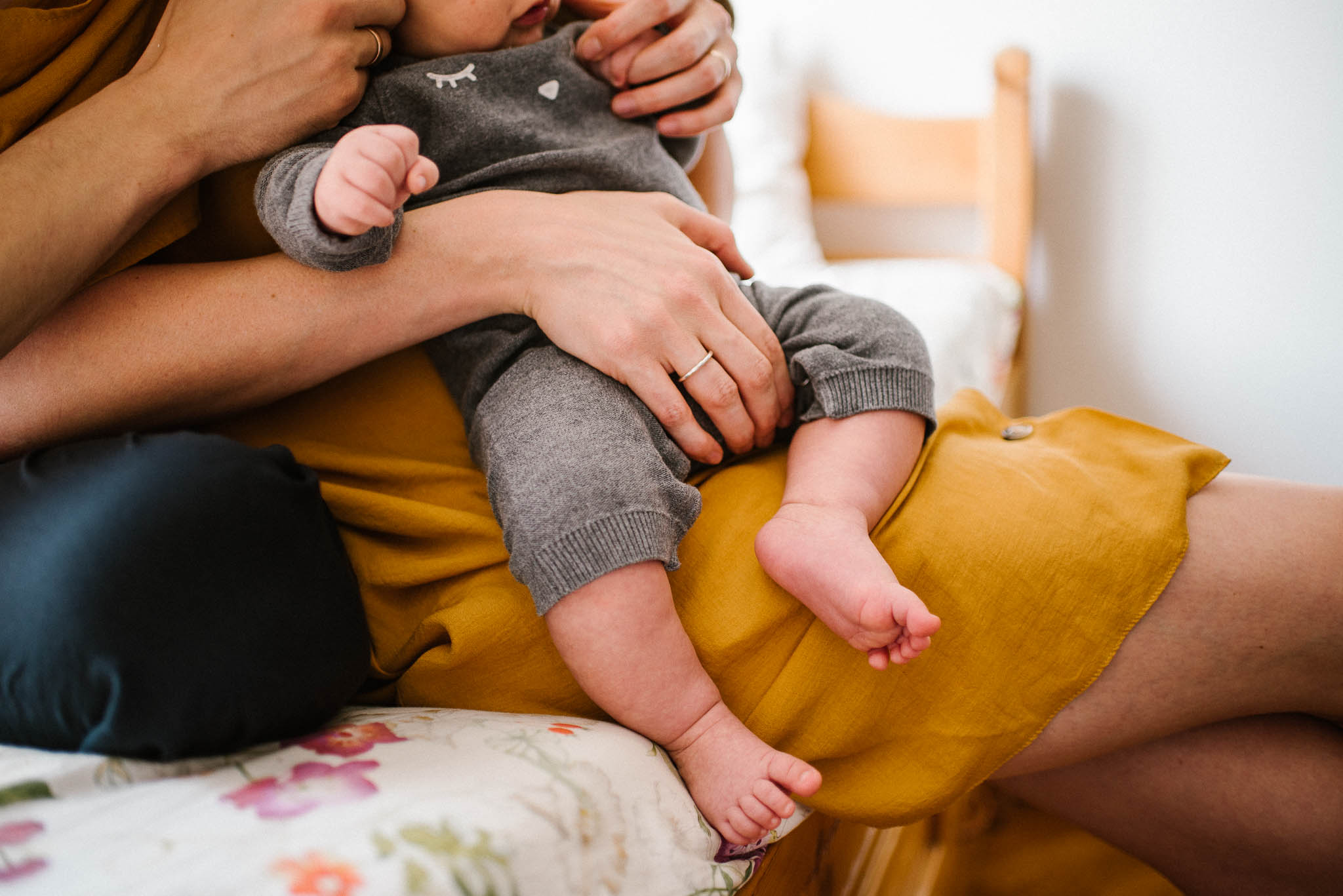 mama trzyma synka, zbliżenie na&nbsp;nóżki -Sesja niemowlęca lifestyle w&nbsp;domu Poznań