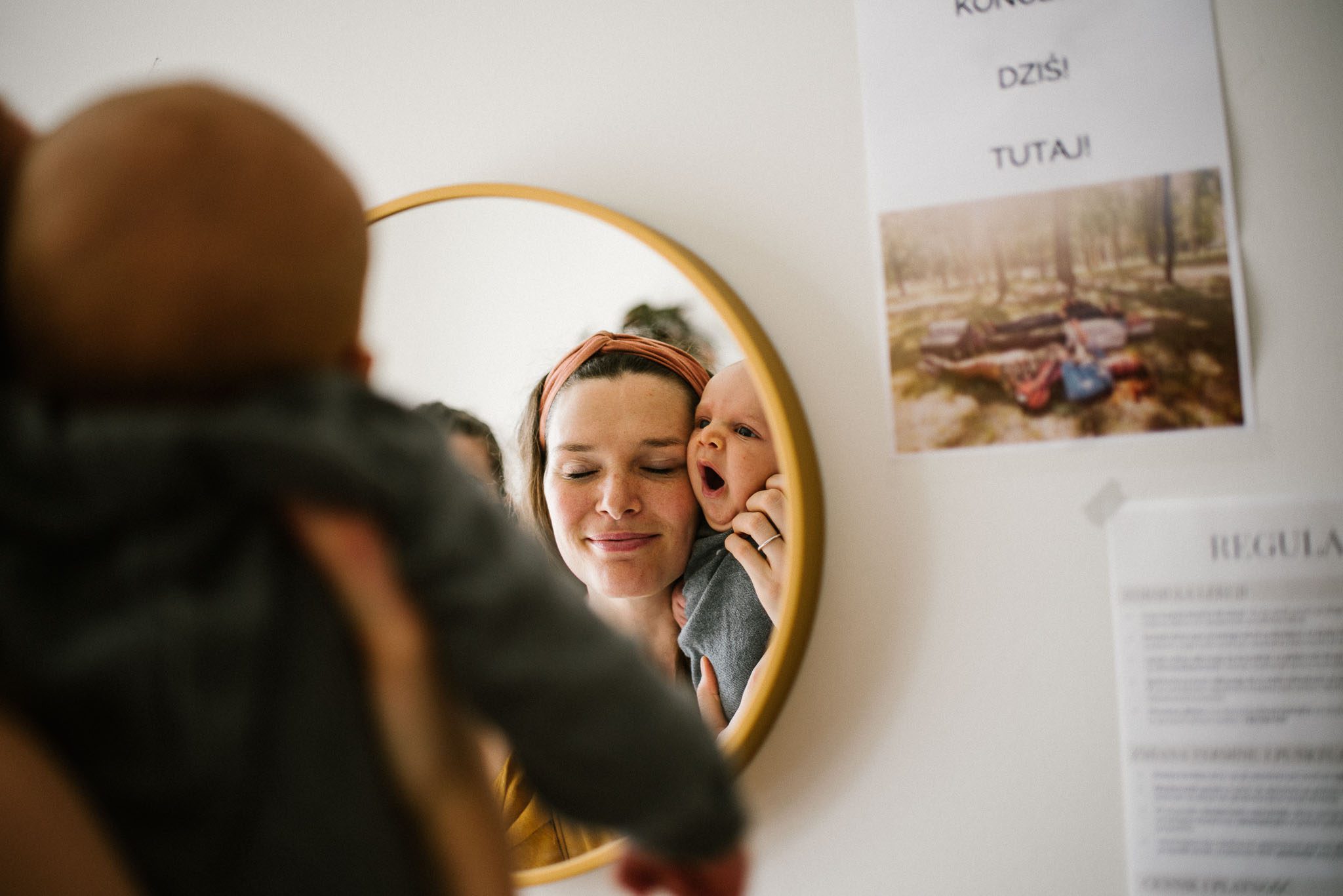 Niemowlę ziewa, przegląda się z&nbsp;mamą w&nbsp;lustrze - Sesja niemowlęca lifestyle w&nbsp;domu Poznań