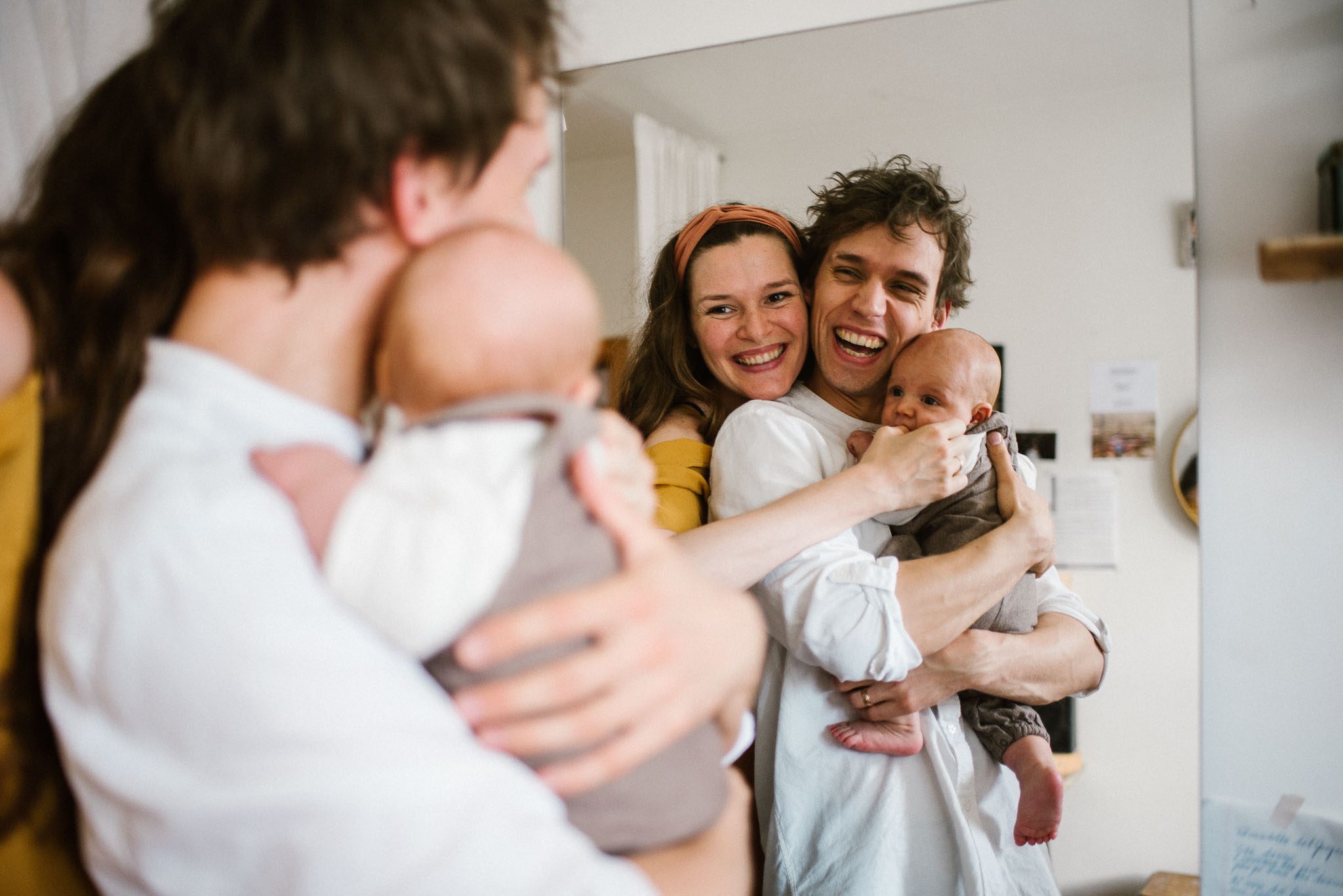 Portret rodzinny w&nbsp;lustrze - Sesja niemowlęca lifestyle w&nbsp;domu Poznań