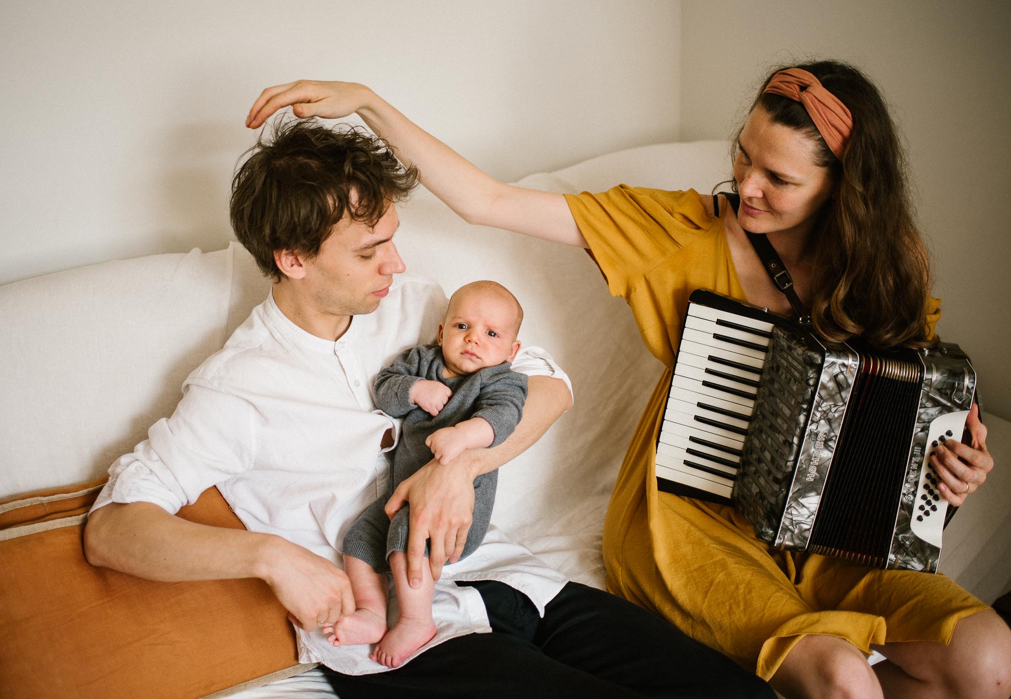 mama gra dla synka na&nbsp;akordeonie - Sesja niemowlęca lifestyle w&nbsp;domu Poznań