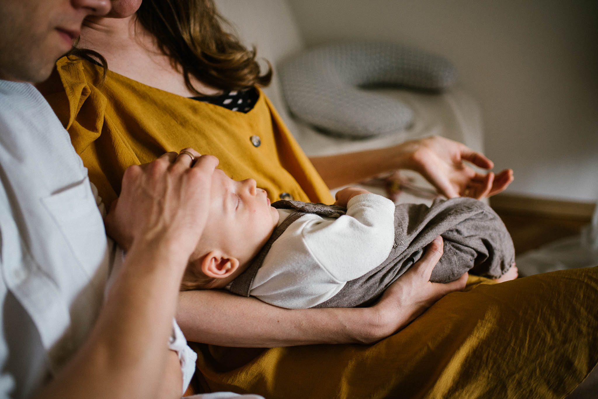 tata głaszcze synka po&nbsp;główce - Sesja niemowlęca lifestyle w&nbsp;domu Poznań