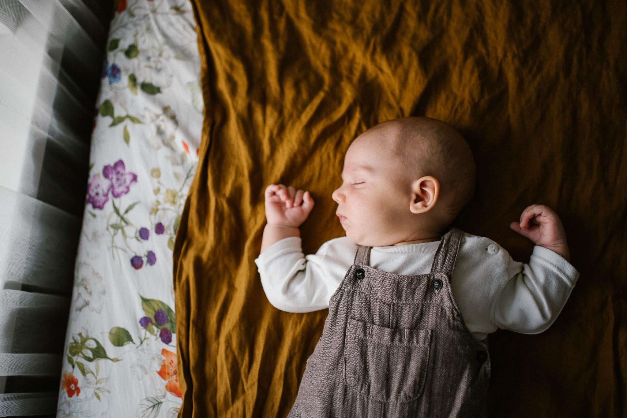 Niemowlę śpi w&nbsp;łóżeczku -Sesja niemowlęca lifestyle w&nbsp;domu Poznań