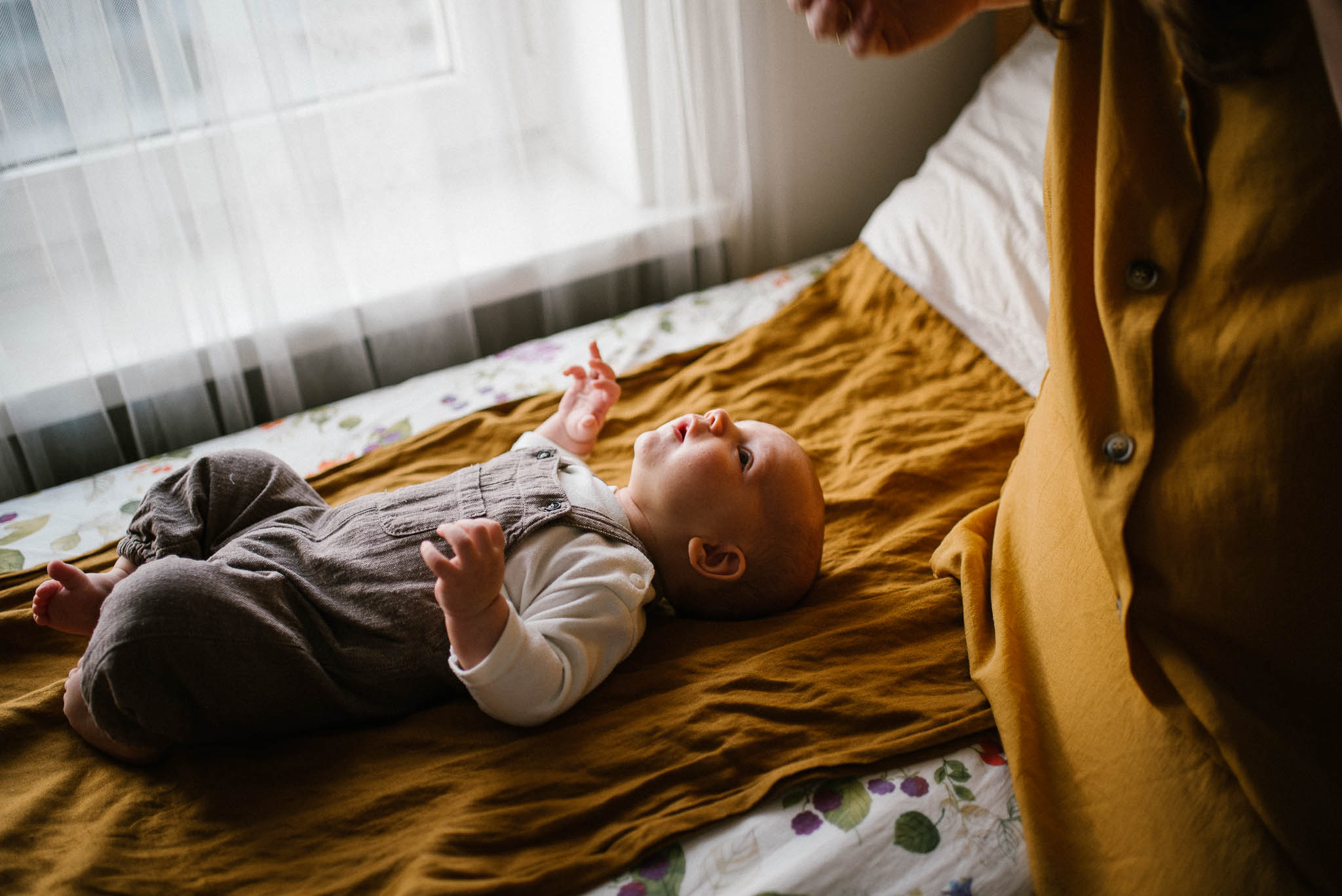 Niemowlę obudziło się w&nbsp;łóżeczku - Sesja niemowlęca lifestyle w&nbsp;domu Poznań