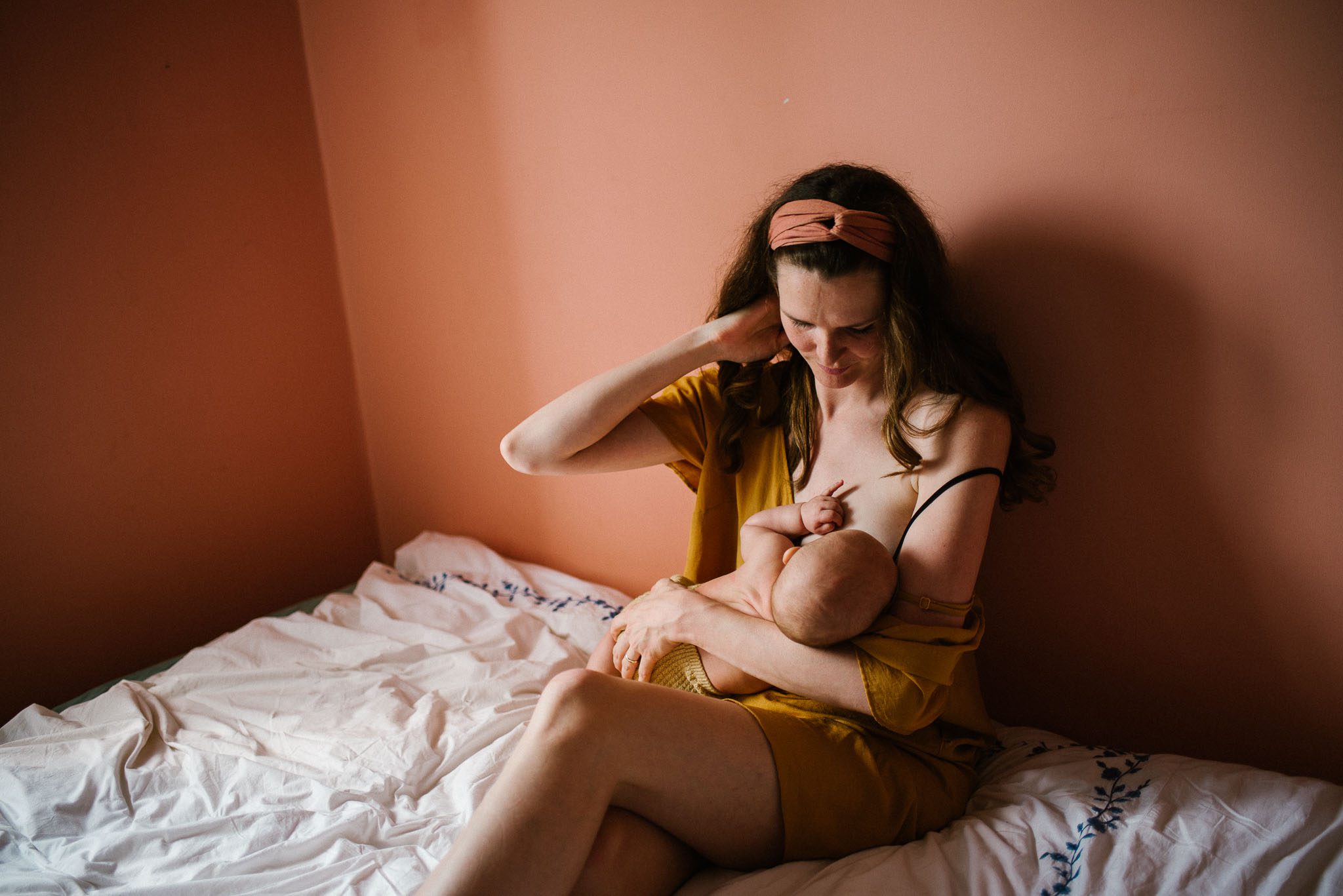 Mama karmi dziecko piersią - sesja niemowlęca lifestyle w&nbsp;domu Poznań