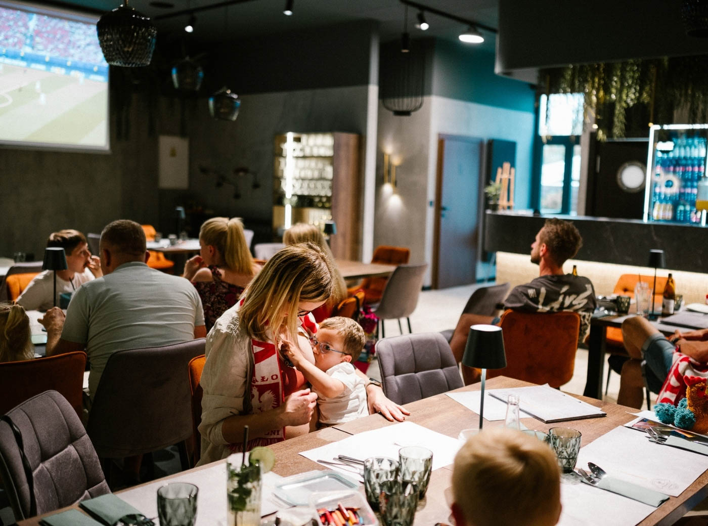 karmienie piersią w miejscu publicznym grupowa sesja Pani Woźna Poznań