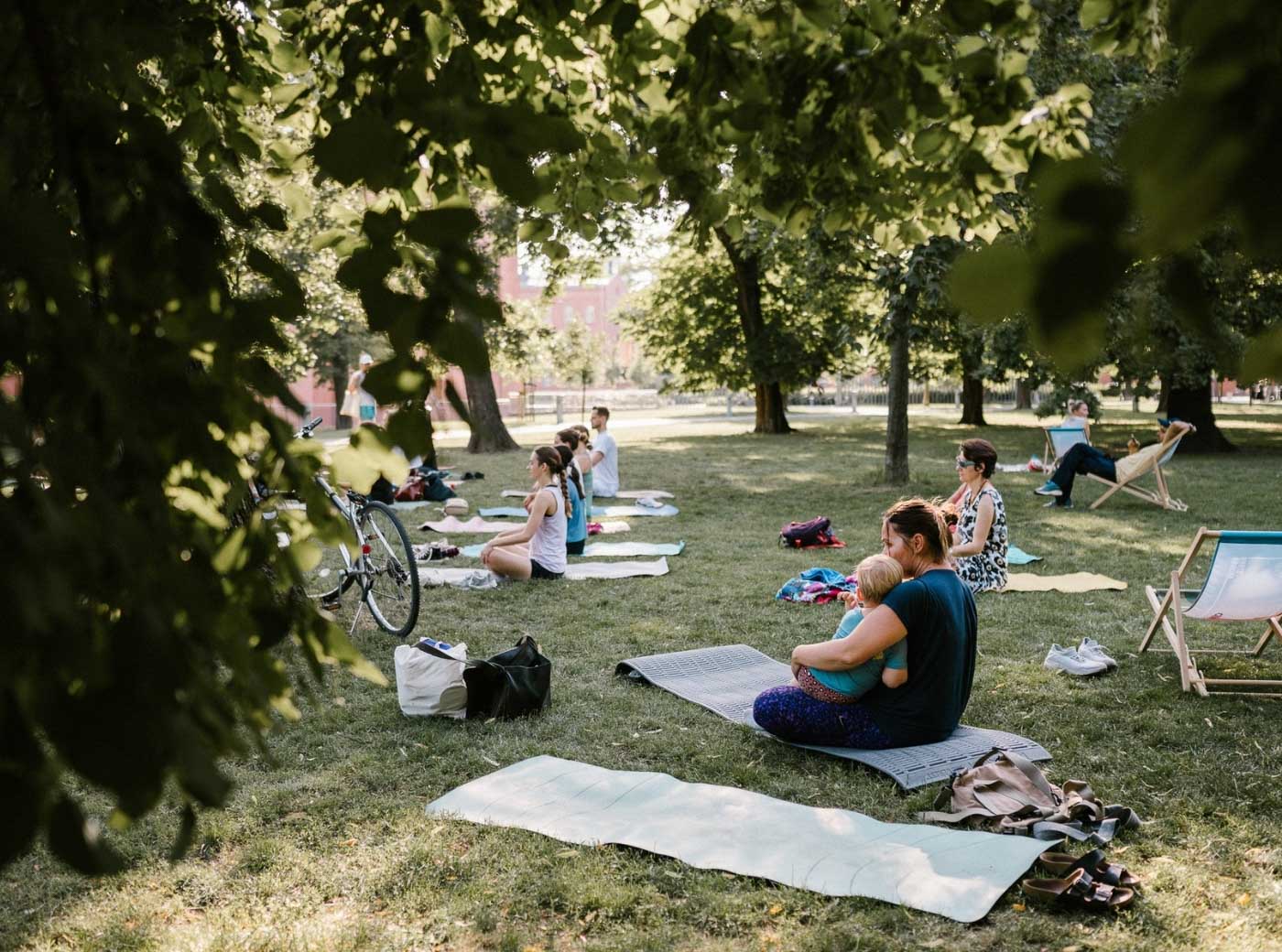 karmienie piersią w miejscu publicznym grupowa sesja Pani Woźna Poznań