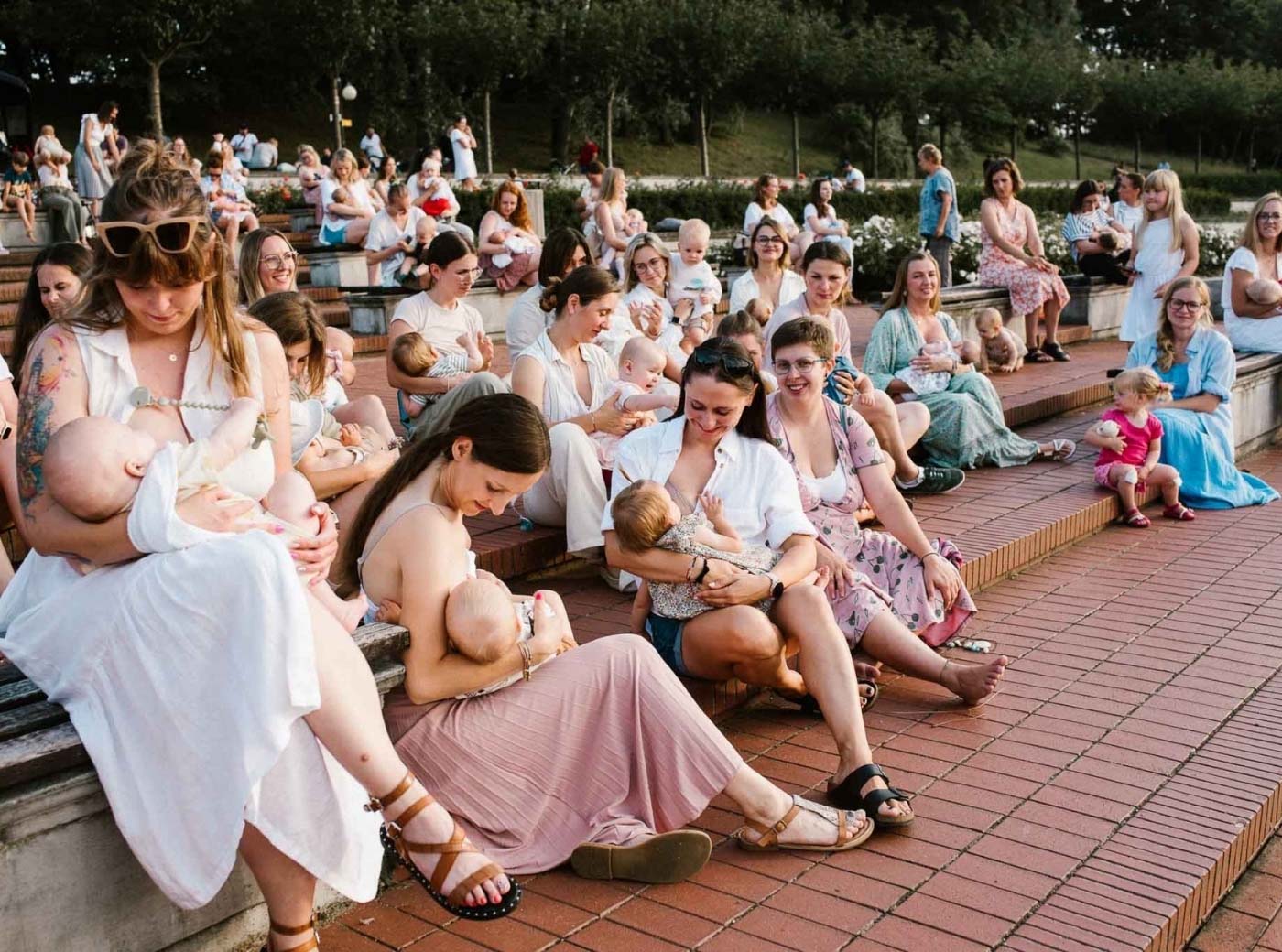 karmienie piersią w miejscu publicznym grupowa sesja Pani Woźna Poznań