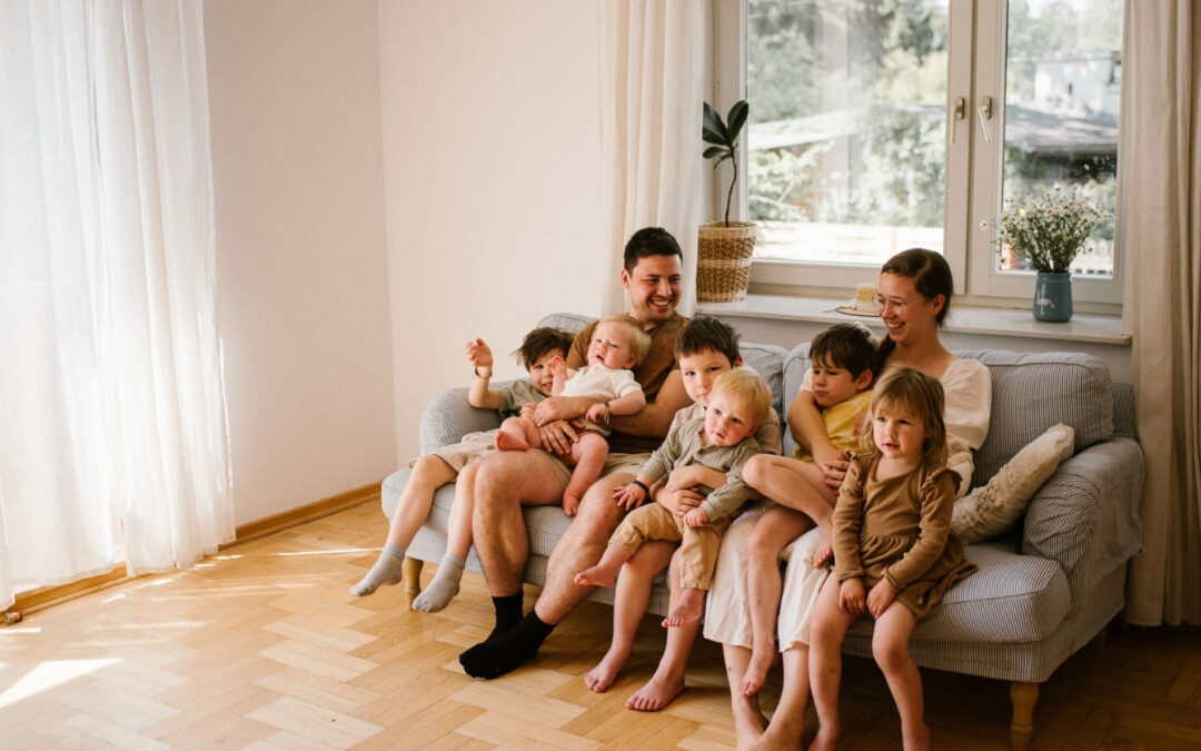 Sesja rodzinna bez&nbsp;pozowania w&nbsp;domu Poznań