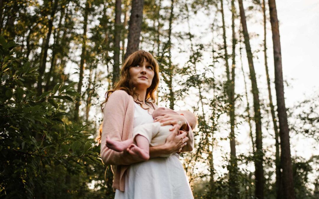 Sesja karmienia piersią w&nbsp;lesie