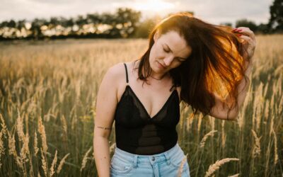 Sesja kobieca w plenerze na łące Poznań