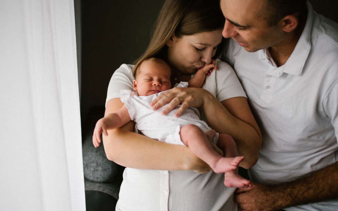 Sesja noworodkowa w&nbsp;domu ze&nbsp;starszakiem – Poznań