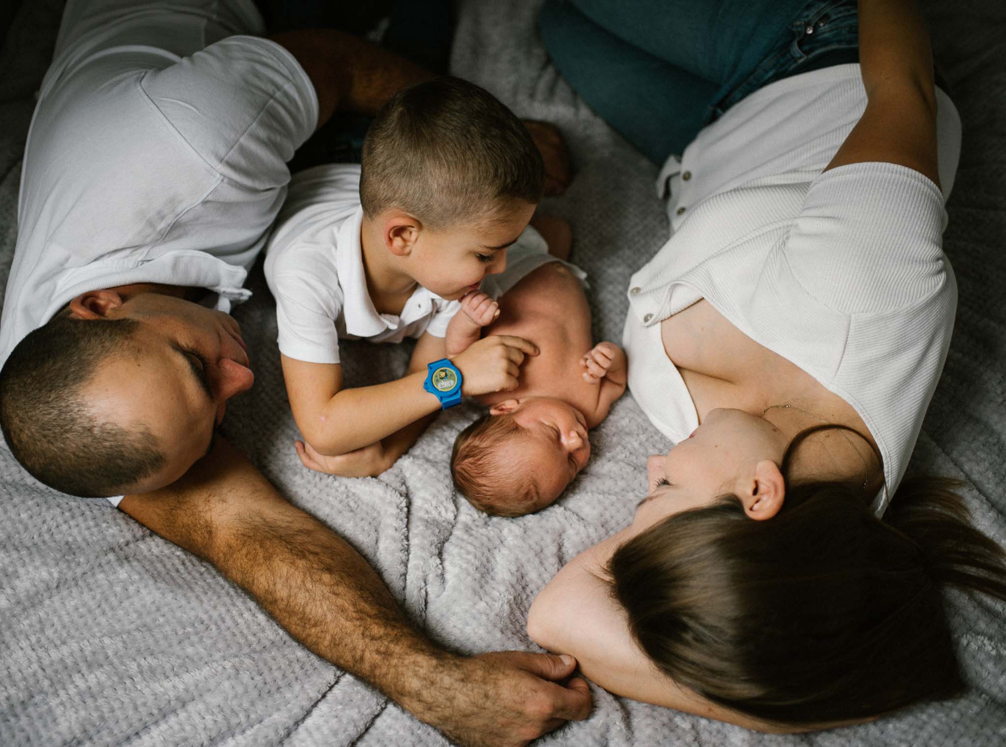 sesja rodzinna noworodkowa w domu Poznań