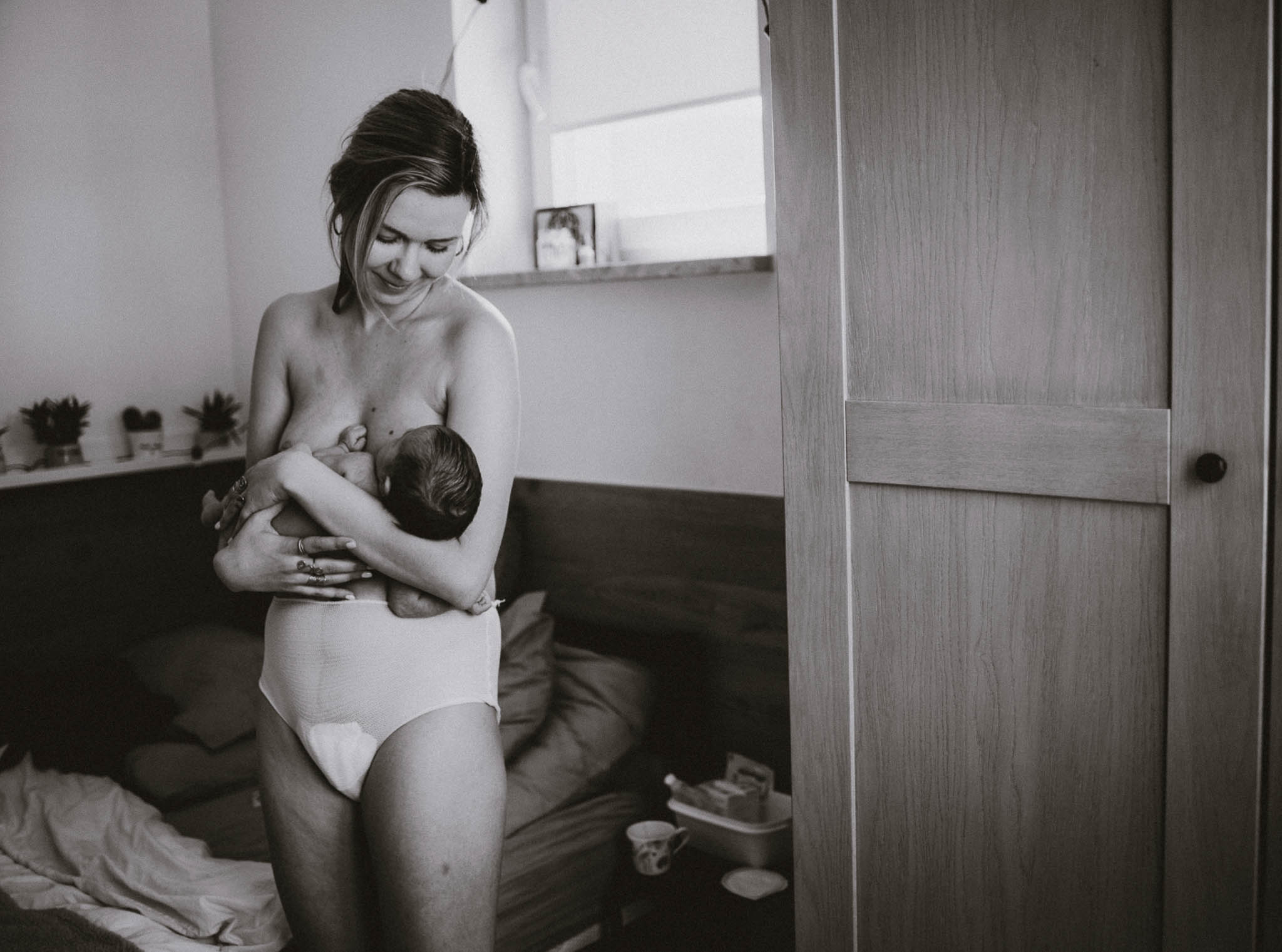 karmienie piersią w połogu sesja rodzinna Poznań w domu