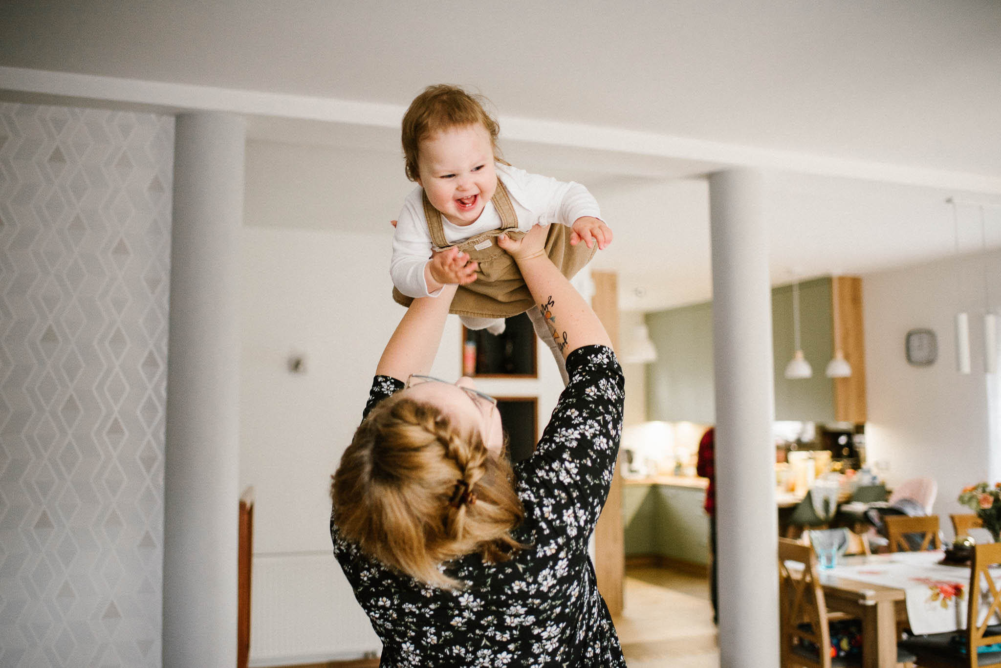 reportaż codzienności sesja rodzinna w domu z małymi dziećmi