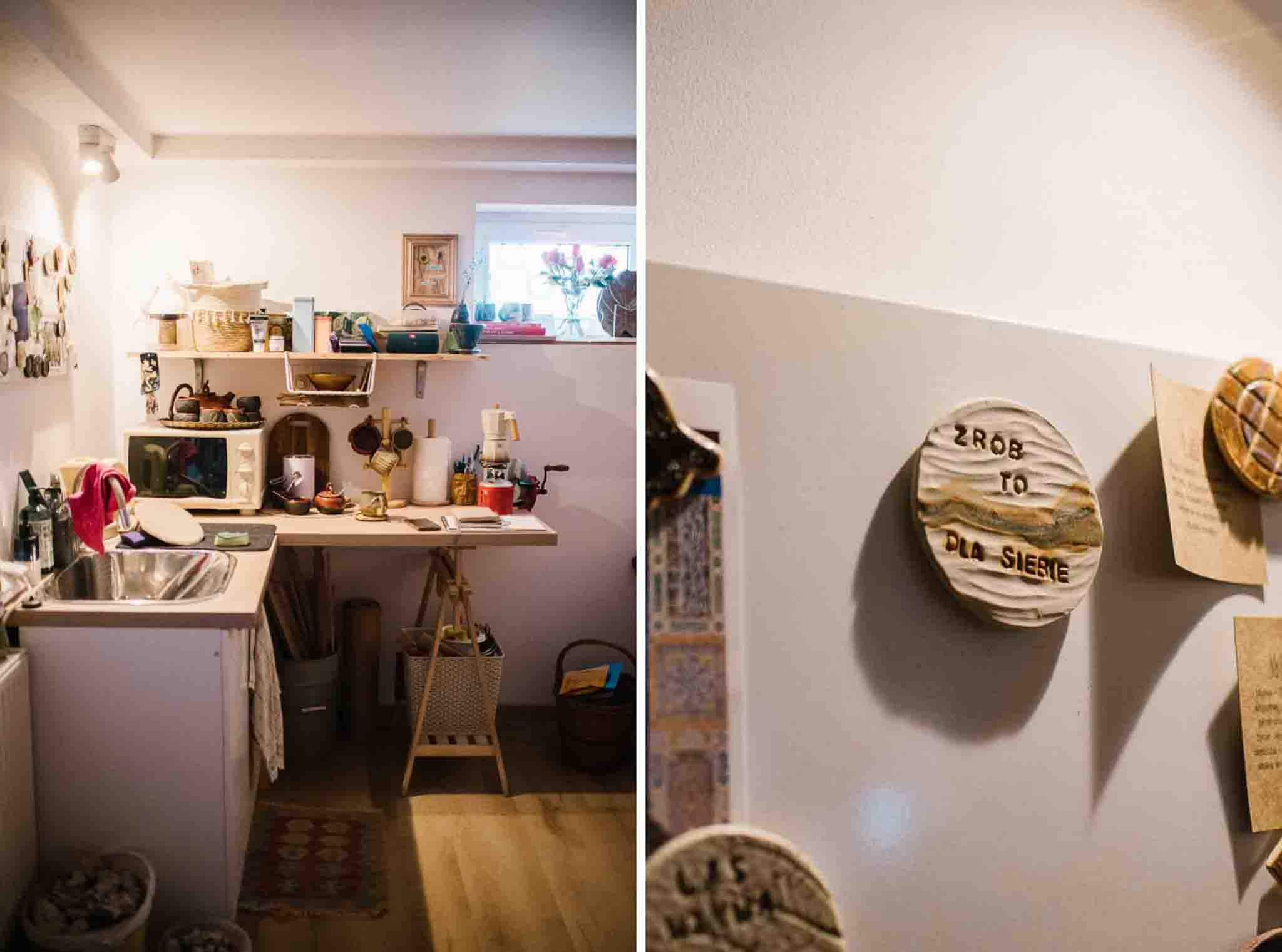 Robiłaś mieszkanie i co potem?  Malowanie i działanie otworzyło mi głowę na to, żeby wrócić do swoich artystycznych tematów. Miałam więcej czasu i też mieszkaliśmy wtedy przed tą przeprowadzką właśnie u rodziców w lesie, więc było dużo spacerowania i...  Ach, ten las. Ten las po prostu wyciąga takie rzeczy. Zobaczyłam, że jedna dziewczyna, którą gdzieś tam obserwuje robi lekcje toczenia na kole. Byłam chyba rok wcześniej ulepić sobie gdzieś kubek. Miałam to szczęście, że mogłam poświęcić czas na naukę warsztatu i prowadzenia działalności, bo mąż zarabiał. Dałam sobie ten czas i zamiast się katować tym, że nie zarabiam i mnie utrzymuje mąż, to po prostu skorzystałam z tego, że dostałam taki dar. Poszłam do tej dziewczyny na koło i sytuacja wyglądała tak, że ja wróciłam do domu po dwóch godzinach toczenia i powiedziałam Pawłowi, że ja teraz będę garncarką i będę toczyć na kole. Okazało się potem oczywiście, że to wszystko jest tak drogie i takie koło garncarskie porządne to w tysiącach idzie. Ale widzę, że koło stoi w pracowni i je masz. Jesteś zadowolona? To takie o którym marzyłaś?  Tak, ale to już jest moje drugie koło, które kupiłam za dotację dopiero, jak otwierałam firmę., a wcześniej robiłam na takim kole firmy krzak. Nie wiem, jaka była prawdziwa nazwa, ale to było takie koło, że nie pozwalało pracować z oszałamiającą ilością gliny.  Poszłaś na warsztat, kupiłaś koło, mogłaś próbować i… Paweł został wywalony do sypialni, a ja miałam w biurze sobie spróbować tworzyć. Najpierw były godziny spędzone na próbach toczenia, ale chyba trudniejsze od tego było to, że nie ma szefa, więc nie masz takiego imperatywu z góry, który Ci mówi, dobra muszę wstać o tej i o tej, żeby zdążyć zjeść, umalować się, wyjść z psem. Niby możesz wszystko i masz wolność, że nie musisz nic robić, a wydaje mi się, że to jest coś, nad czym cały czas pracuję teraz, żeby moja organizacja i rytm pracy był efektywny i jednocześnie pozwalał się spełniać artystycznie, co nie zawsze jest ze sobą spójnie. Ceramika połączyła moje pasje manualne i techniczne, co jakoś tak mi zagrało z analityczną naturą. Zawsze mi się wydawało, że albo human, albo ścisłowiec i że nie ma nic pomiędzy. Jak się czułaś z tym, że mąż Cię utrzymuje? Obecnie dużo się mówi o kobiecej autonomii, a osoby, które rzeczywiście mają taki układ, jak Wy są wytykane lub oceniane. Ja też miałam od początku wtłaczane myślenie o niezależności. Mama mnie tego uczyła, ją uczyła babcia. Niezależności od faceta. Od nikogo. Ja dopiero teraz nabieram takiego momentu. Jest to uwalniające, bo miałam też duży strach przed jeżdżeniem samochodem. Nie jeździłam w ogóle. To był dla mnie duży bloker, bo miałam tak, że chciałam czasem wziąć wszystko, co mam, wsiąść w samochód i uciec. To nie jest tak, że ja chcę to zrobić, bo ja nie mam od czego uciekać, mam zajebiste małżeństwo, psa, którego sobie wymarzyłam. Naprawdę jest super.   Chciałam po prostu móc mieć tą możliwość to zrobić. Teraz jestem na takim etapie niezależności myślenia. Zapewniłam sobie jakieś takie minimum absolutne jakiego potrzebowałam Da się zarabiać na rękodziele i pasji, czy się nie da?  Nie wiem, jeszcze nie mam na to odpowiedzi. Na pewno da się zarabiać na rzeczach, które ja niekoniecznie chcę robić. Dużo więcej zarabia się na przykład na warsztatach. Głównie dla początkujących, przynajmniej tutaj lokalnie. Nigdy nie uderzyłam w żaden poznański rynek, bo chciałam uciec z miasta. Ja dzisiaj tworzę. Za dwa dni będę zarabiać, a dziś jestem tworząca. Cały czas po prostu mam takie poszukiwanie balansu. Nie chcę robić takich warsztatów wielkoformatowych. Męczą mnie takie warsztaty, kiedy zgłasza się do mnie koło gospodyń. To są zazwyczaj fantastyczni ludzie. Naprawdę. Jest mi ciężko odmówić potem, bo po ludzku oni są cudowni. To są często ludzie, których ja znam. Tam nawet jest i kasa, bo oni dostają jakiś grant i muszą wykorzystać, więc tam nie ma nawet negocjacji o cenę. To jest bardzo komfortowe, ale ja wiem, że się strasznie umęczę. Mogę to robić raz na jakiś czas. Ale pytanie właśnie, czy jeśli miałabym robić tylko to, to ile mi zostaje tego miejsca właśnie na tworzenie? No więc ja tak coraz bardziej ich unikam. Z drugiej strony wiem, że nic mi nie da takiego boostu pewności siebie, jak ten drugi człowiek, który nie jest moją mamą, nie jest moim mężem, nie jest moją babcią. Nie jest nawet do końca osobą z branży, tylko osobą, która po prostu przychodzi z zewnątrz i mówi ci: “Jezu, kiedy te trzy godziny zleciały? Dopiero przyszłam, nie?” Tu nigdy nie zawiśnie zegar. Komuś przestał czas płynąć, tak jak zawsze i że ktoś, sobie na to pozwolił przy mnie. Dominika w czasie rozmowy toczy na kole. Czy będzie kubek?  To raczej będzie waza. Stwierdziłam, że mnie tak może zmobilizujesz do zrobienia czegoś innego dzisiaj. Ile czasu poświęcasz w tygodniu na robienie, tworzenie, tak jak teraz?  Mało. Myślę, że jeśli poświęcę 4 godziny dziennie na robienie tego, co chcę, to jest dobrze. Niestety jest tak, że musisz pracować nad swoją asertywnością, żeby się nie godzić na każdy możliwy event, na coś, co odbiega od tej twojej wizji. Wiadomo, że rzeczywistość jest, jaka jest i czasami trzeba zrobić kubek za kasę, bo po prostu jej potrzebujesz i nie ma się co oszukiwać, że teraz jest super idealnie. To, co mnie zaskoczyło, to że, jak prowadzisz swoją firmę, wynajmujesz lokal, no to masz tak dużo rzeczy, które nie są tym, co chciałaś robić, że to zadziwia. Miałam tak w jednym momencie, że tyle było warsztatów, że nawet jak miałam czas robić swoje, to byłam tak zmęczona, że jedyne, na co ja miałam siłę, to położyć się na kanapie. A miało być tak pięknie na swoim.  Okazuje, że to na swoim to jest największe więzienie, te nieuregulowane liczby godzin. W firmie jest zawsze coś do robienia, zawsze możesz sobie coś wymyślić nowego, ale też każdy dzień przynosi nowe zadania i problemy. Wczoraj ich nie było, a nagle się budzisz i są. Ja mocno pracuję cyklicznie. Już się tego też nauczyłam, że jak rozpoczyna się rok to go rozpisuję. Nie dokładnie każde zadanie, bo jeszcze nie jestem na takim etapie rozwoju, czy działalności,  żeby wiedzieć dokładnie, jakie projekty, ale wiem, że w październiku się zamykam.  Mam zawsze depresję po urlopie bardzo długo i że wtedy nie będę robić warsztatów. Mówisz o zdiagnozowanej depresji, czy po prostu zjeździe i fizycznym zmęczeniu po lecie? Mam mocny nawrót swojej depresji, z którą już nie walczę, bo ją przygarnęłam jako część mnie i po prostu wiem, że wrzesień jest zawsze trudny po lecie. I że jeśli przyjdzie jakaś realizacja, to że już siły będzie mniej. Jesień-zima jest na zamknięcie się, na tworzenie, a wiosna-lato na jakieś projekty, współpracę z kimś tam.  Czyli działasz w zgodzie z porami roku?  Tak, ale wiadomo, że to nie jest tak, że w związku z tym żadnego warsztatu nie robię, bo robię. Tylko chyba wystarczy sobie dać to zezwolenie, żeby było mniej.  Czy Ty to widzisz w głowie, co byś chciała stworzyć?  Dziś wyjątkowo tak.  Wyjątkowo mam pomysł na niego. Jak już robię rzeczy powtarzalne, typu kubki, to już wiem, do jakiego kształtu dążę, a jak robię większe formy to raczej się nie nastawiam. Jeszcze nie umiem pracować z taką ilością gliny, więc trochę daję się poprowadzić i po prostu wiem tylko, czy spróbuję zrobić ją wąską, czy szeroką. Dlaczego siedzisz przed lustrem? Lustro jest dlatego, że jak ja pracuję, to pracuję głównie nad kołem. Jak chcę widzieć zwłaszcza właśnie większą formę, to wtedy mam odbitą perspektywę. Pod kątem światła inaczej widać formę w odbiciu. Czy jest coś, co byś chciała sprzedać swojego, ale Tobie się wydaje, że ludzie tego nie kupią? Czy może próbowałaś już coś stworzyć, a się w ogóle nie przyjęło?  Odkryłam w zeszłym roku swoją pasję do rzeźby, ale jeszcze nie próbuję jej sprzedawać. To jest jakaś naturalna kontynuacja tego, co robię, bo z jednej strony robię kubeczki, talerzyki użytkowo, a rzeźba jest tak trochę dla mnie.  Może po prostu trzeba ją pokazać, powiedzieć, bo być może nie będzie ona dla klienta masowego, ale dla konesera albo kogoś, kto ceni Twoje produkty, chce Cię wesprzeć i mieć kawałek Ciebie w domu. Tak, tak, robię to też. Wystarczy powiedzieć, pokazać. Dotarcie do takiego klienta zajmie dużo dłużej, a ja właśnie mam problem z tą masowością, zwiększaniem ilości produktów. To znaczy? Pytałaś, czy da się na tym zarabiać, nie? Są firmy, które nadal są jednoosobowe, max dwuosobowe, a mają tak zdefiniowany produkt, mało już robią coś innego. Zamawiają gotowe biskwity, czyli już wypalone kubki, bo charakterystyczna jest ilustracja na tym kubku.  Albo robią odlewy, żeby zwiększać tą ilość. Od początku jak zaczynałam, to od razu miałam w głowie, że tak nie chcę. Chcę żeby wszystko przechodziło przez moje ręce od początku do końca. No to jest pewnie ta największa zagwozdka, jak zarobić na ceramice będąc tą osobą, która wytwarza, a jednocześnie sprzedaje. Masz ograniczoną ilość czasu, a przez te ręce, nie wiadomo, ile tego nie przejdzie tygodniowo, miesięcznie.  Na kole pracuje się bardzo szybko. Kubek powstaje w nie wiem, 4 do 8 minut maksymalnie. Jak na kole pracujesz z gliną, która jest miękka to nie możesz za długo z nią pracować. Większość pracy się dzieje na drugi dzień i mam problem, żeby sobie wyliczyć ilość pracy. Najpierw narobię masę tych kubków, a następnego dnia nie jestem w stanie ich obrobić. Spotkałyśmy się dziś po Twojej jodze, która mówiłaś jest dla Ciebie ważna, bo sprawia, że jesteś bardziej rozluźniona przy kole. Staram się w tym roku nie odpuszczać, a bardzo łatwo jest odpuścić. We wtorki rano chodzę i w środę po południu na taką jogę wzmacniającą. Upocę się jak świnia. Czasem jest mi trudno, bo w środę mam taki dzień, że jestem tu od rana, napieprzam do ostatniej minuty i potem często mnie boli głowa na tej jodze, bo przychodzi rozluźnienie i zawsze sobie mówię, Boże, muszę sobie zaplanować, że ja nie kończę pracy osiemnasta punkt, gdy wyjeżdżam, tylko piętnaście po siedemnastej i siadam z herbatą. Może książkę bym sobie poczytała. Jeszcze ani razu mi to nie wyszło. Do czego służy ta woda obok lustra? Często ją wymieniasz? Ja ją wymieniam jak najrzadziej, bo ja mam fioła na punkcie zero waste i zamkniętych obiegów, a wiem, że przy pracy w pracowni nie wychodzisz na zero. Bo raz, to czerpiesz prąd, więc staram się nie puszczać pustego pieca, tylko ładuję po pachy. Skoro zużywam tą samą ilość prądu, no to lepiej więcej rzeczy wypalić. Ta woda tak samo. Nie wylewam nigdzie do zlewu dopóki już nie da się z tym pracować. Błoto, które powstało też recyklinguję. W ogóle tak się cieszę z tego lustra. Ono zrobiło się takim symbolem tego miejsca dla mnie. Wcześniej miałam jakieś inne, to co tam wisi, które od dziadków dostałam. Ono miało historię, ale szukałam, szukałam i mówię, no nie, nie kupię w żadnej sieciówce ładnego, zwykłego lustra. Już byłam bliska, bo to jest narzędzie mojej pracy,muszę mieć lustro, ale chodziłam, chodziłam, no i znalazłam na OLX-ie i chyba kosztowało 450 zł. Ty masz tyle różnych tych kubków w pracowni. Kojarzysz z jakiego okresu są i z czym Ci się w ogóle wiążą? Może powstawały dlatego, że coś miałaś w sobie wtedy, jakąś fascynację, nie wiem, tematem, czymś co w Tobie krążyło?  Nie, ja miałam różne fazy i cały czas szukam tego docelowego kształtu. Jara mnie w ogóle uczenie się tego. Najbardziej ten moment, kiedy wiem, że wszystko mam w rękach. To nie jest magia, tylko to jest nauka. Znaczy domieszka magii w tym sensie, że jest to takie niesamowite, ale miałam od początku taką intuicję, że to nie jest tak, że to piec do wypalania to jest czarna skrzynka. Dlatego chciałam w tym roku nawet zmienić nazwę, bo dla mnie to już nie są czary. Dostrzegasz coś innego w procesie tworzenia.  Chyba tak mamy, nawet będąc w różnej branży, że im dłużej Ty robisz, to widzisz, że coś jest ważniejsze niż Ci się na początku wydawało. W fotografii najpierw skupiasz się na aparacie i technice, a potem kumasz, że żeby zrobić emocjonalne zdjęcie musisz zbudować zaufanie w drugiej osobie.   Też się przekonałam, tak jak Ty mówisz o tym aparacie, że właściwie najlepszym narzędziem są dłonie, palce. I jak czegoś nie umiem zrobić, to odkładam wszystkie narzędzia, bo i tak palce mnie poprowadzą. Potem sobie to ułatwiam, bo po to są te narzędzia, ale zrobiłam kiedyś taki warsztat bez użycia narzędzi i raczej był trudny, bo trudno nam się otworzyć na takie doświadczenia. No a co musi się otworzyć? Co ktoś musi otworzyć? To pewnie jest praca z ciałem, rozluźnienie się?  Tak, jednak tak. Dlatego nie robię za bardzo warsztatów dla dzieci, bo uważam, że dzieci mają dużo takich przestrzeni, a my dorośli nie mamy i nie dajemy ich sobie. To jest taka podstawowa różnica, którą widzę, że jak dziecko przychodzi na warsztat, to ono ma pomysł, co chce zrobić i go nie obchodzi jak. Dorosły człowiek w ogóle nie zacznie, dopóki nie będzie wiedział jak. I jeszcze najlepiej gdyby umiał to robić od razu i perfekcyjnie. Bo oczekujemy od razu od siebie, że będziemy wiedzieli coś bez nauki. Odpowiedź na “jak”,  zazwyczaj odpowiedź przyjdzie w trakcie działania.  Ostatnio mam tak, że przestaję wszystko poprawiać. Zwłaszcza jak wiem, że dziewczyny do mnie chodzą na warsztaty, lepienie co miesiąc, niektóre częściej. Już nie poprawiam tych ich błędów, nie mówię im, że słuchaj, to jest błąd, ale zostaw. Tylko po prostu zostawiam. One same, jak to potem odbierają to widzą, że, kurde mogłam zrobić to inaczej.  Na Twoim parapecie stoi kubek z Małym Księciem. Widziałam na Instagramie, że niekoniecznie pałasz już do niego miłością. To są projekty, które mi się nie podobają, a ludzie mnie cały czas o nie wypytują. Ten jeden jest tylko na pamiątkę, że już więcej go nie zrobię. Tracę przyjemność z tego, że robiłam ten projekt, bo robię już inne rzeczy i ludzie mówią, super rzeczy teraz robisz, tylko ten Mały Książę. Och, a może będziesz jeszcze robić, to ja zamawiam. A ile ci zapłacić, żebyś zrobiła jeszcze raz? Ja mówię, no jak powiesz tysiąc złotych, to się zastanowię, czy zrobię. To już nie jest moja stylistyka. Lubię go i to był etap w życiu. Bardzo dużo mnie nauczył, bo to był początek rzeźbiarski. To projekt, który chcę już zamknąć, bo chcę już robić inne rzeczy.  Miałaś też współpracę z Muzeum Młynarstwa w Jaraczu. Dostałaś jakieś wytyczne, co do projektu kubka? Nie, bardzo fajna była ta współpraca. Nie spodziewałam się tego, bo to jest jednak jednostka publiczna, ale osoby, które tam to prowadzą, Ania z Marcinem, oni po prostu mają taką energię i zaufanie. Była mowa o ilustracji wiatraka, ale miałam go zrobić po swojemu. Jedyne co uzgodniłyśmy, to podpis Jaracz, aby było wiadomo, skąd jest kubek. Oni zamawiali po 20 kubków do Muzeum i po 10 dla siebie. Ludzie kupują często niestety tanie rzeczy na pamiątkę, a nie rękodzieło, ale nasza wspólna misja była taka, że dopóki my nie zaczniemy tego robić, to to się też nie zacznie zmieniać. Więc to podejście ich jest tak fantastyczne.  Patrząc jak zdobisz kominki na świece, widzę, że masz niesamowite wyczucie w palcach. Uwielbiam to skubanie w glinie. To jest niesamowite, że on tak utrzymał się w tej formie, że można było z niego tyle wyciąć, tyle go pozbawić. Trochę jest za cienki i już za suchy. Powiem Ci, że jest to ogromne poczucie, nawet bym zaryzykowała słowa władzy. Glina jest takim materiałem, że znowu jest próba znalezienia balans między tą lekkością, a siłą. Nawet jak robię warsztat na kole to, co ludzi zaskakuje, to ile sił potrzeba na kole. Bo wygląda jakby nic. I z jednej strony, jak zrobisz nieoczekiwany ruch, to wszystko Ci się rozpada, ale jak użyjesz za małą siłę, to nic nie zrobisz. Mam dużo rozkmin nad tym, co dalej, ale zajmę się tym po Targach Rzeczy Wyjątkowych. Żeby o tym wszystkim pomyśleć. Z jakim nastawieniem jedziesz na te targi? Zapisywałam się z dosyć dużym wyprzedzeniem. Na pewno myślałam o jakiejkolwiek rozpoznawalności i zobaczeniu tej drogi. Czy to w ogóle coś da? Bo przede wszystkim stawiam na to, że to będzie jakaś lekcja. Po pierwsze przygotowanie się do stoiska, stworzenie tego stoiska, już nawet nie mówię o tej ceramice, jak się zabrać, jak się spakować, jak się wycenić. Skoro to drogie wydarzenie to może ja jeszcze powinnam podnieść cenę i najwyżej zawsze ją mogę obniżyć, negocjować. Bardzo fajną radę dała mi koleżanka, żebym, jak wszystko zrobię i wycenię, policzyła sumę, ile to wszystko łącznie jest warte. I potem przeliczyć różnicę, żeby wiedzieć z czym jechałam, z jaką wartością wróciłam. Bo to, czy ja ostatecznie zarobię na tym czy nie, to jest dla mnie trochę drugorzędne. Mam dosyć duży problem z takim marketingiem w social mediach. W sensie, ja po prostu go nie czuję. Mam wiele wątpliwości światopoglądowych. Ja mogę robić lokalnie warsztaty, ale człowiek w małym miasteczku nie pozwala sobie na zakup kubka za 200 zł.  Czy z racji tego, że korzystałaś z terapii, myślałaś kiedyś o pójściu w tym kierunku dla innych? Jest obecnie boom na malowanie przy winie, kobiece kręgi, campy kobiece. Ja myślałam bardzo długo o tym, żeby na przykład zrobić studia z arteterapii, ale ostatecznie stwierdzam, że chyba, by mnie to pokonało. Do dzisiaj wspominam z trudem i z wdzięcznością, jak moja przyjaciółka mnie zabrała do takiego domu opieki.  Z gliną?  Z gliną i to jeszcze na dworze.  Glina samoutwardzalna, co wyjdzie to wyjdzie. Ja myślałam, że to po prostu będą starsi ludzie i to jest wszystko. Jechałam totalnie bez nastawienia na tę sytuację i okazało się, że to byli ludzie bardzo schorowani, z niedowładami, z psychicznymi chorobami, którzy krzyczeli na siebie. Uderzyło mnie, jak dyrektorka powiedziała, że tam przy tym stole siedzą osoby z Alzheimerem i z nimi to nie ma sensu nawet próbować. Trudne to było dla mnie usłyszeć, ale też wiem, że to nie było z jej strony wcale lekceważące. Zobaczyłam potem, jak one pracują z tymi ludźmi i gdyby nie to, czego nauczyłam się na terapii, ja bym nie przetrwała tych warsztatów. I tak się zbierałam z miesiąc, czy dwa po nich. Moja Patrycja ukochana po prostu żywioł, jej brat młodszy ode mnie, dzieciak po prostu, a ja zamrożona. I to była taka lekcja, to był jeden z ważniejszych warsztatów w życiu, jakie przeprowadziłam, nie robiąc nic tak naprawdę. Na koniec chciałabym żebyśmy zakończyły rozmowę dokończeniem przez Ciebie zdania dotyczącego Twojej pracy, podejścia do rękodzieła, twórczości. To co Ci przyjdzie do głowy. Dokończ zdanie: Mimo wszystko… Mimo wszystko wierzę, że bliskość sztuki, patrzenie na nią, dotykanie jej, próby stworzenia czegoś samemu, nie są tylko dodatkiem w życiu, czuję, że są tkanką codzienności, tym, co nas zbiera, pomaga dostrzegać piękno w niedoskonałości, a przez to doceniać miejsce i czas, w którym się znajdujemy. Mimo wszystko wybieram tworzenie, bo nawet jeśli się nie opłaca, wiem, że ma znaczenie. 